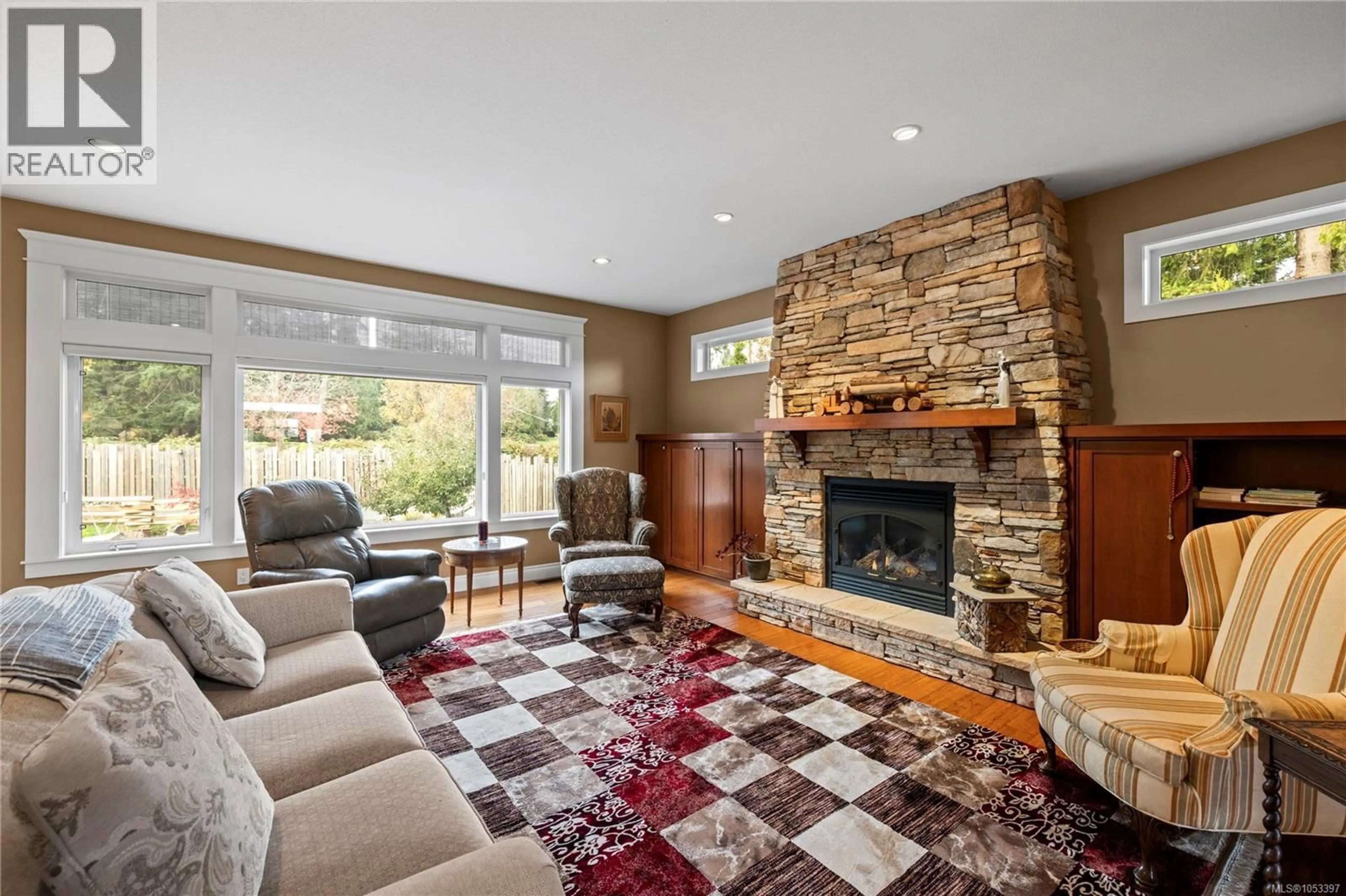 Living room with furniture, unknown for 658 MEADOW DRIVE, Qualicum Beach British Columbia V9K2T2