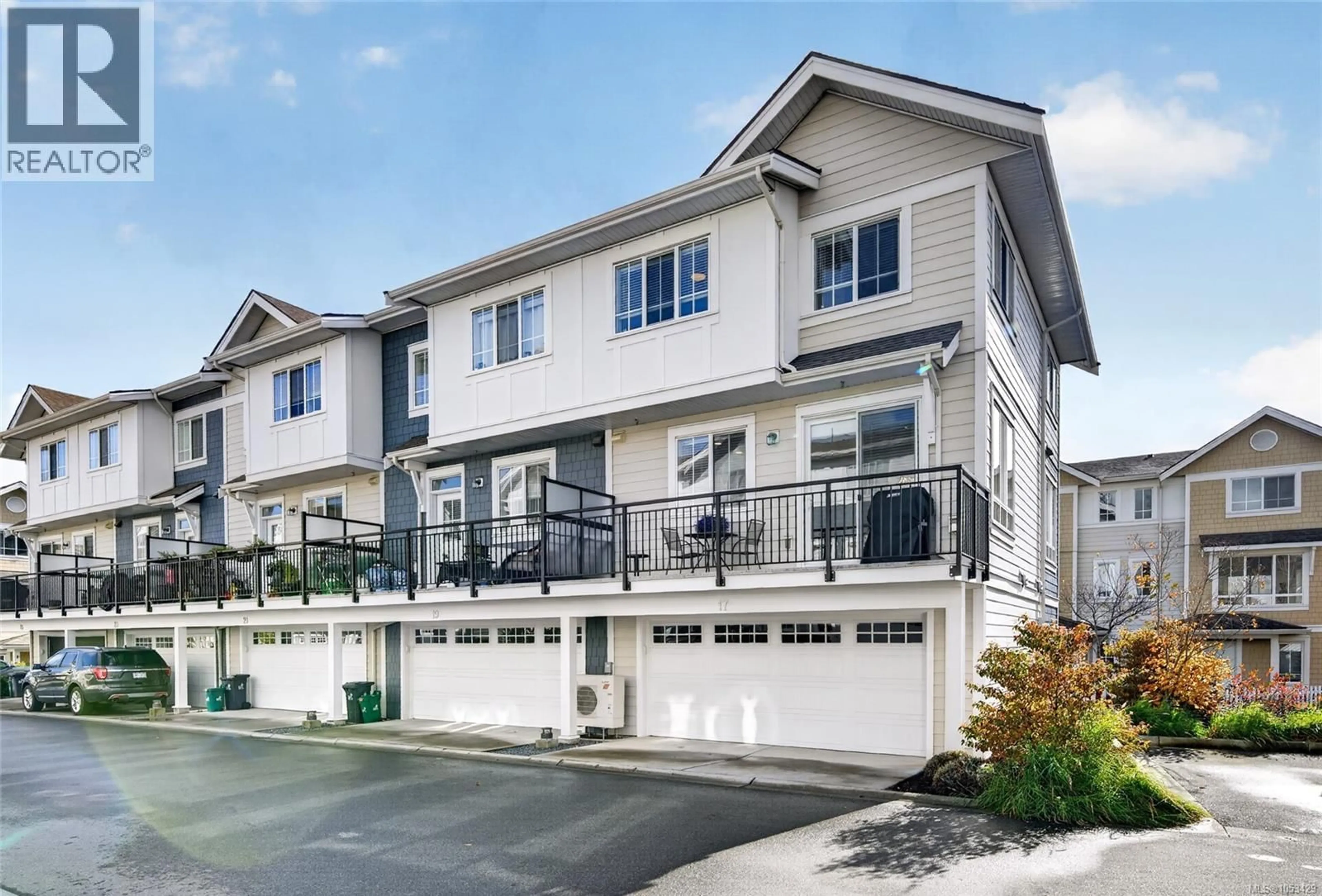 Home with vinyl exterior material, street for 17 - 370 LATORIA BOULEVARD, Colwood British Columbia V9C0N9
