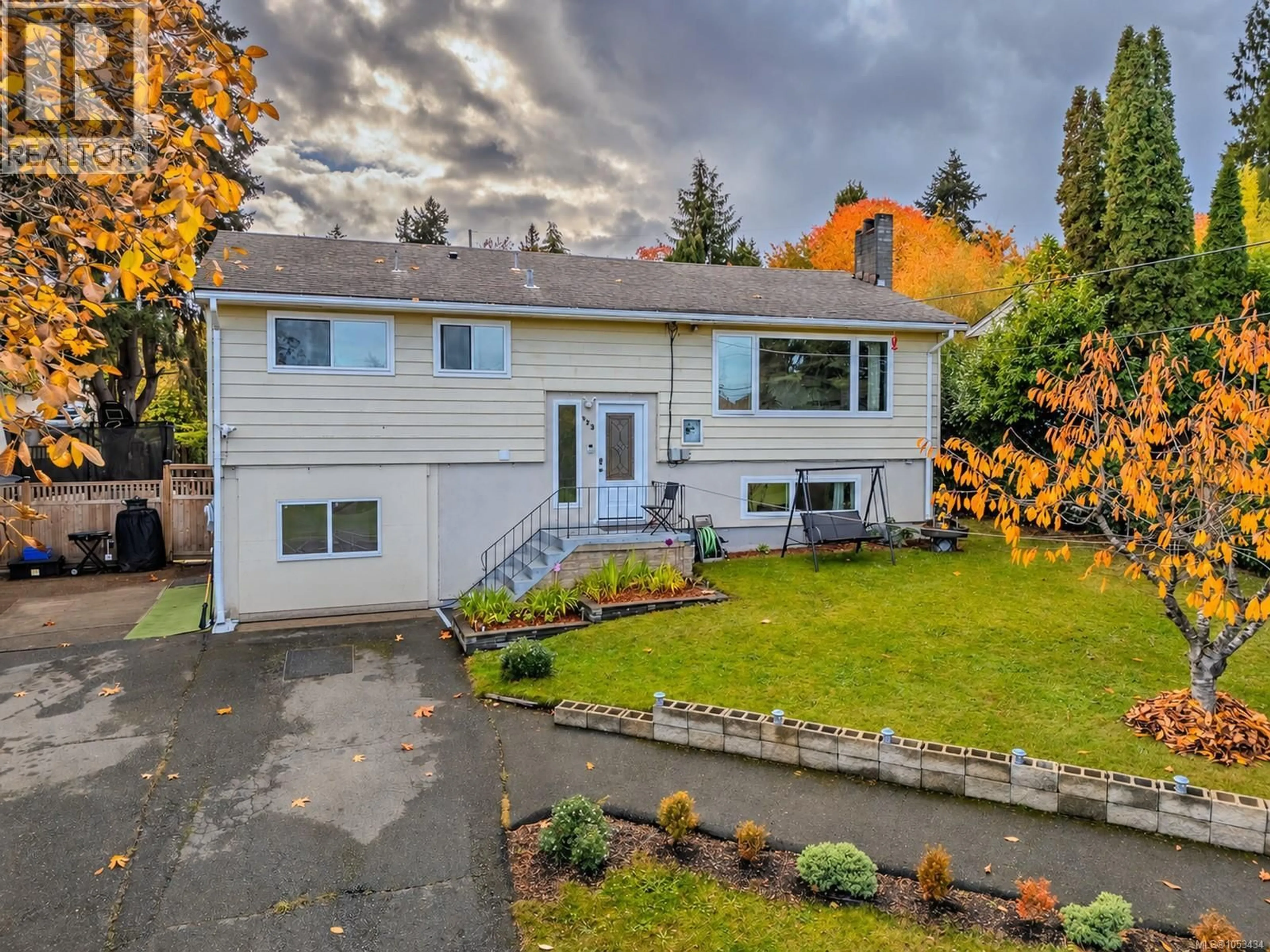 Home with vinyl exterior material, street for 423 POPLAR STREET, Nanaimo British Columbia V9S2H1