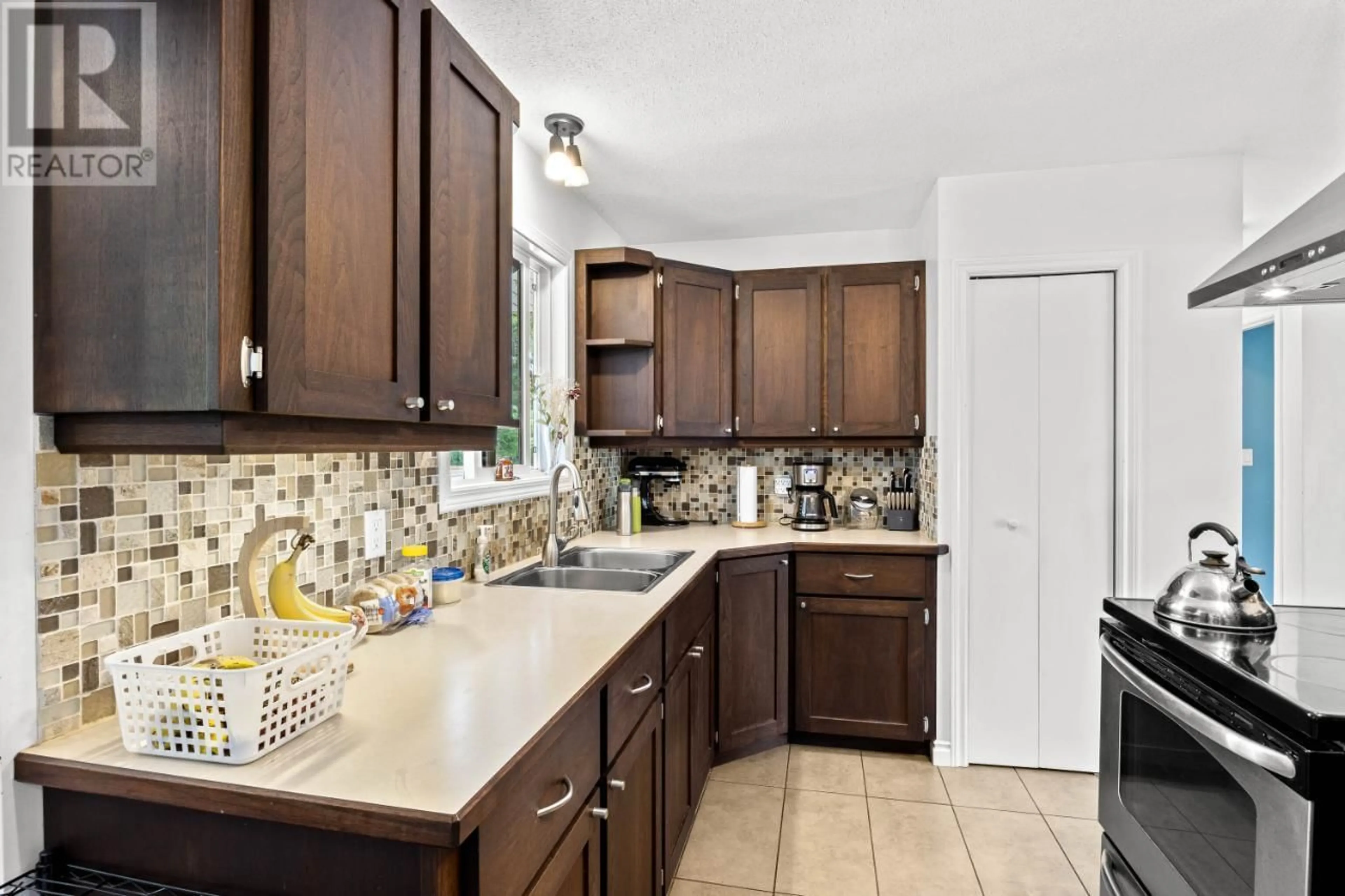 Kitchen, ceramic floors, cottage for 245 PHILLIPS Road, Clearwater British Columbia V0E1N1