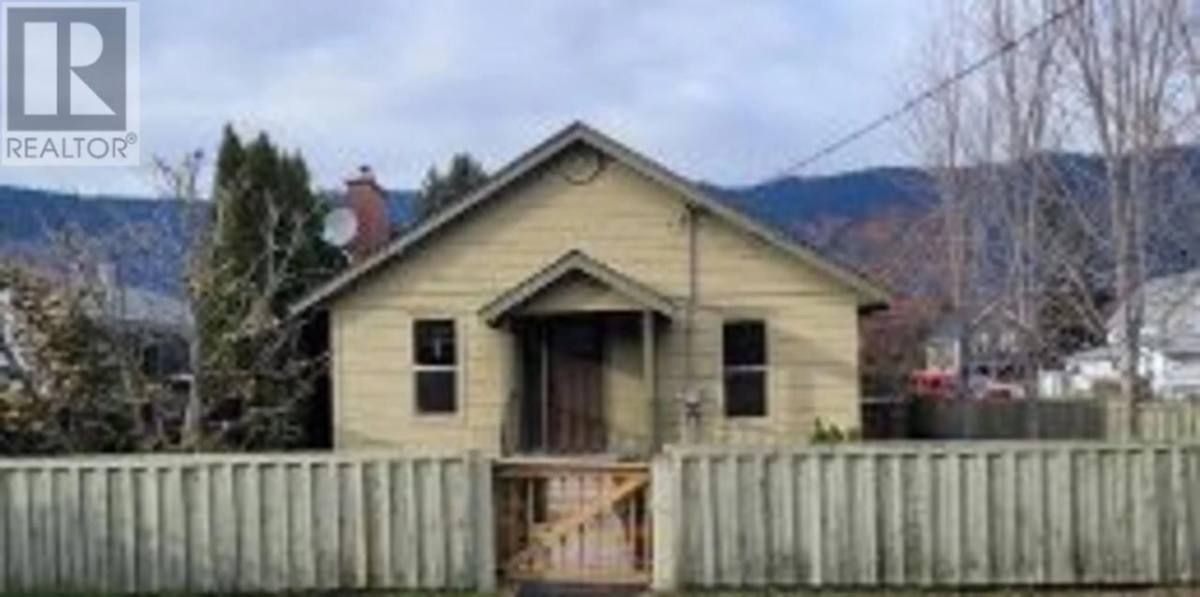 Frontside or backside of a home for 846 OKANAGAN AVE, Chase British Columbia V0E1M0
