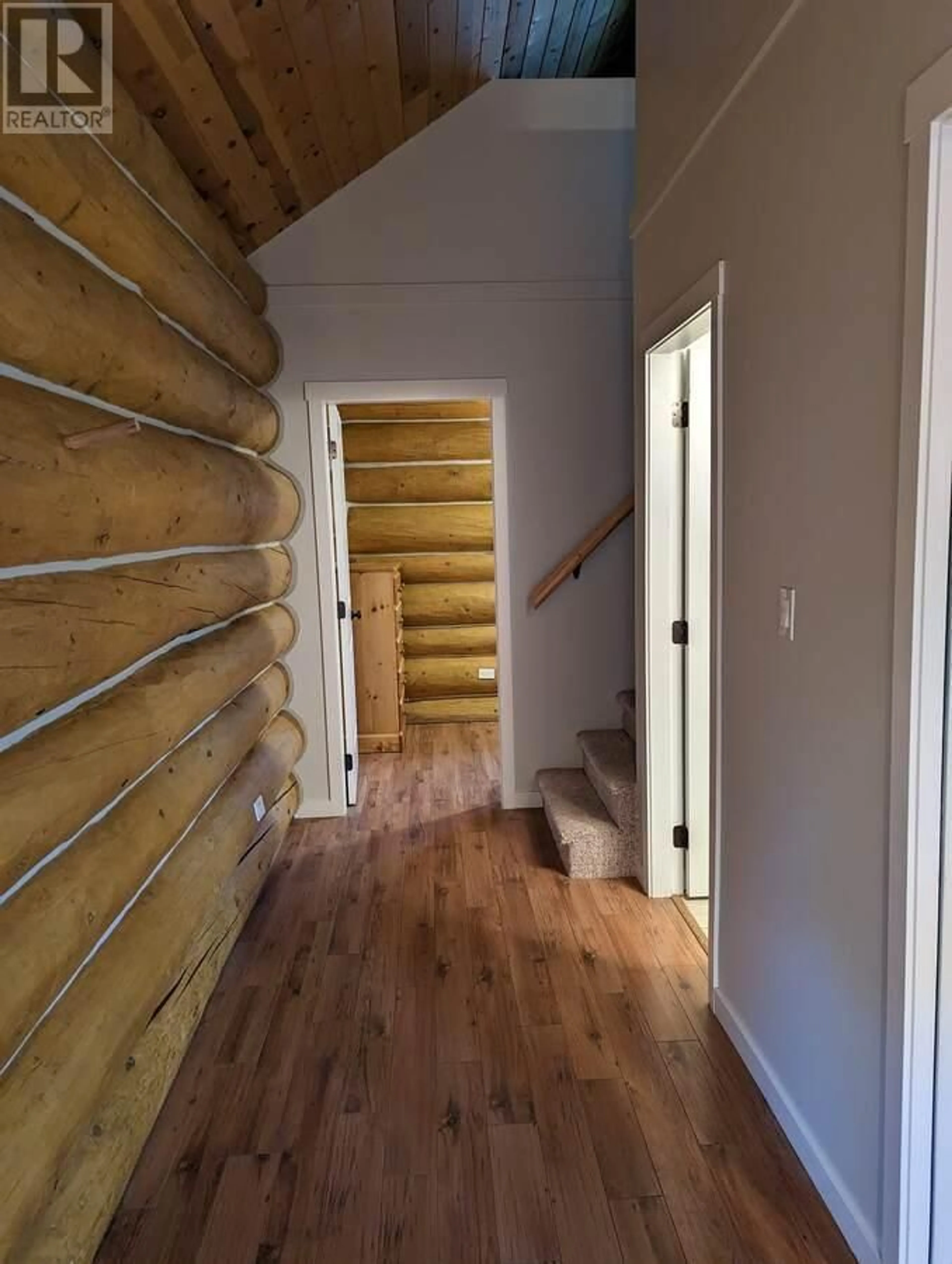 Indoor foyer, wood floors for 5485 LAC LE JEUNE Road Unit# 22, Kamloops British Columbia V1S1Y8