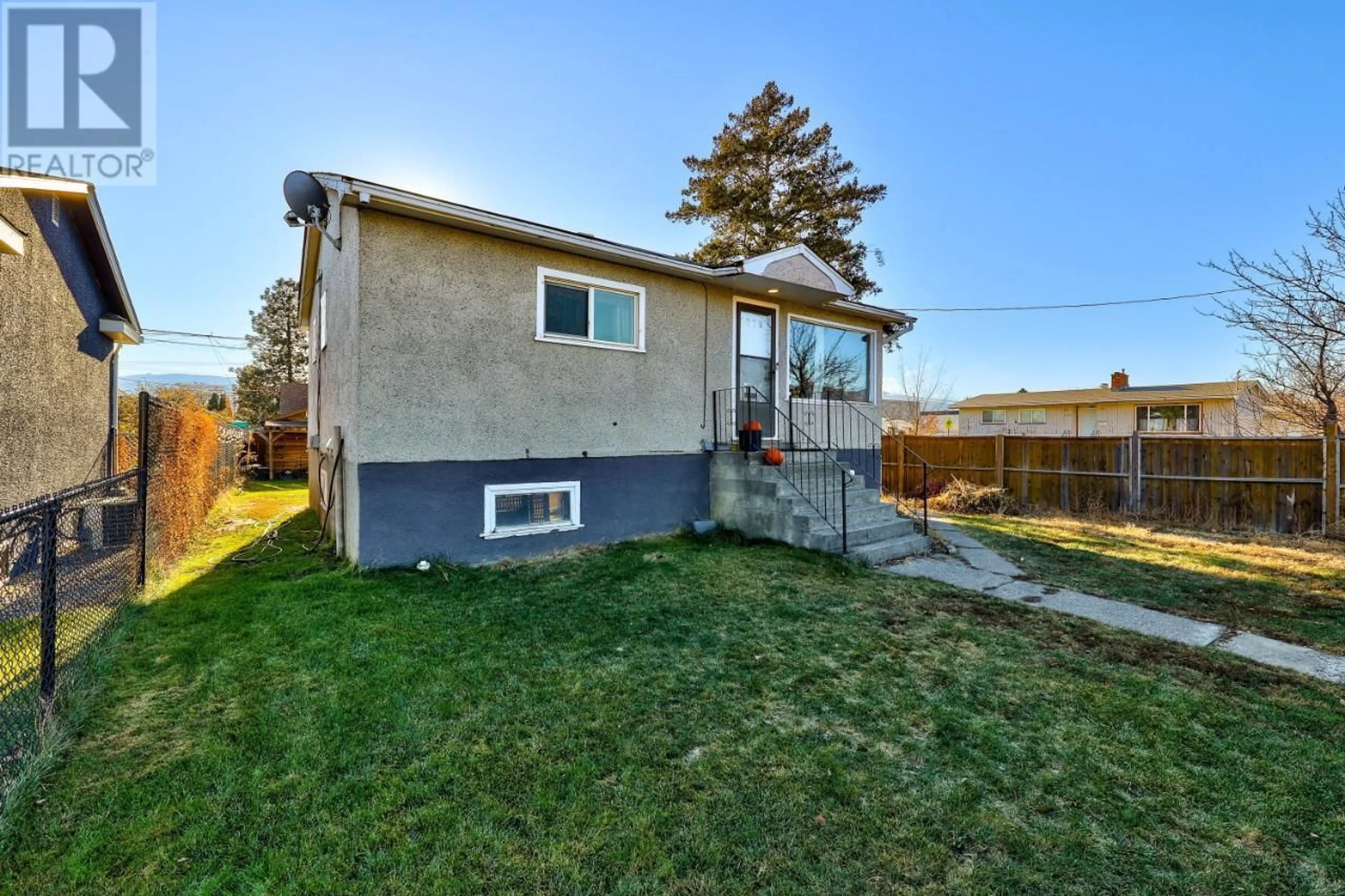 Frontside or backside of a home for 1079 SURREY AVE, Kamloops British Columbia V2B1R2