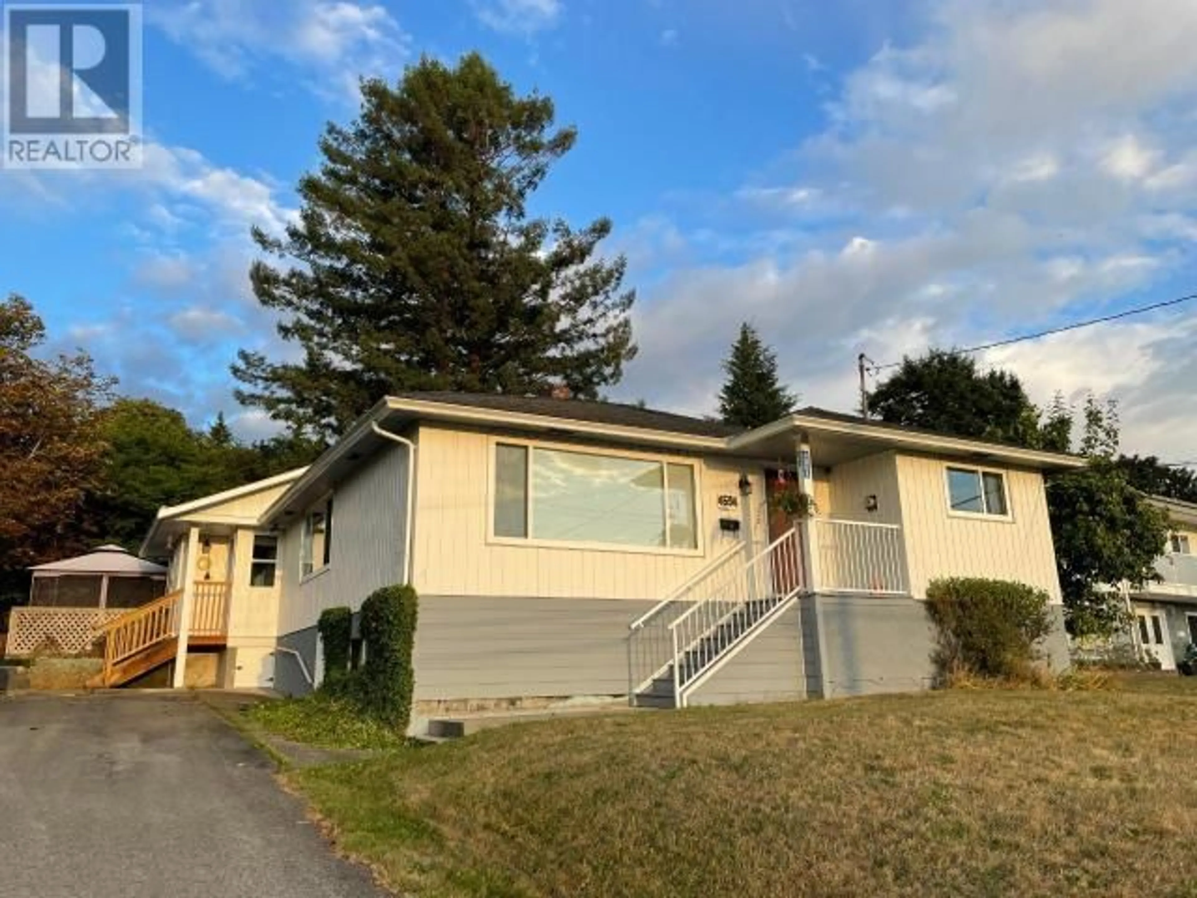 Frontside or backside of a home for 4594 FERNWOOD AVE, Powell River British Columbia V8A3L3