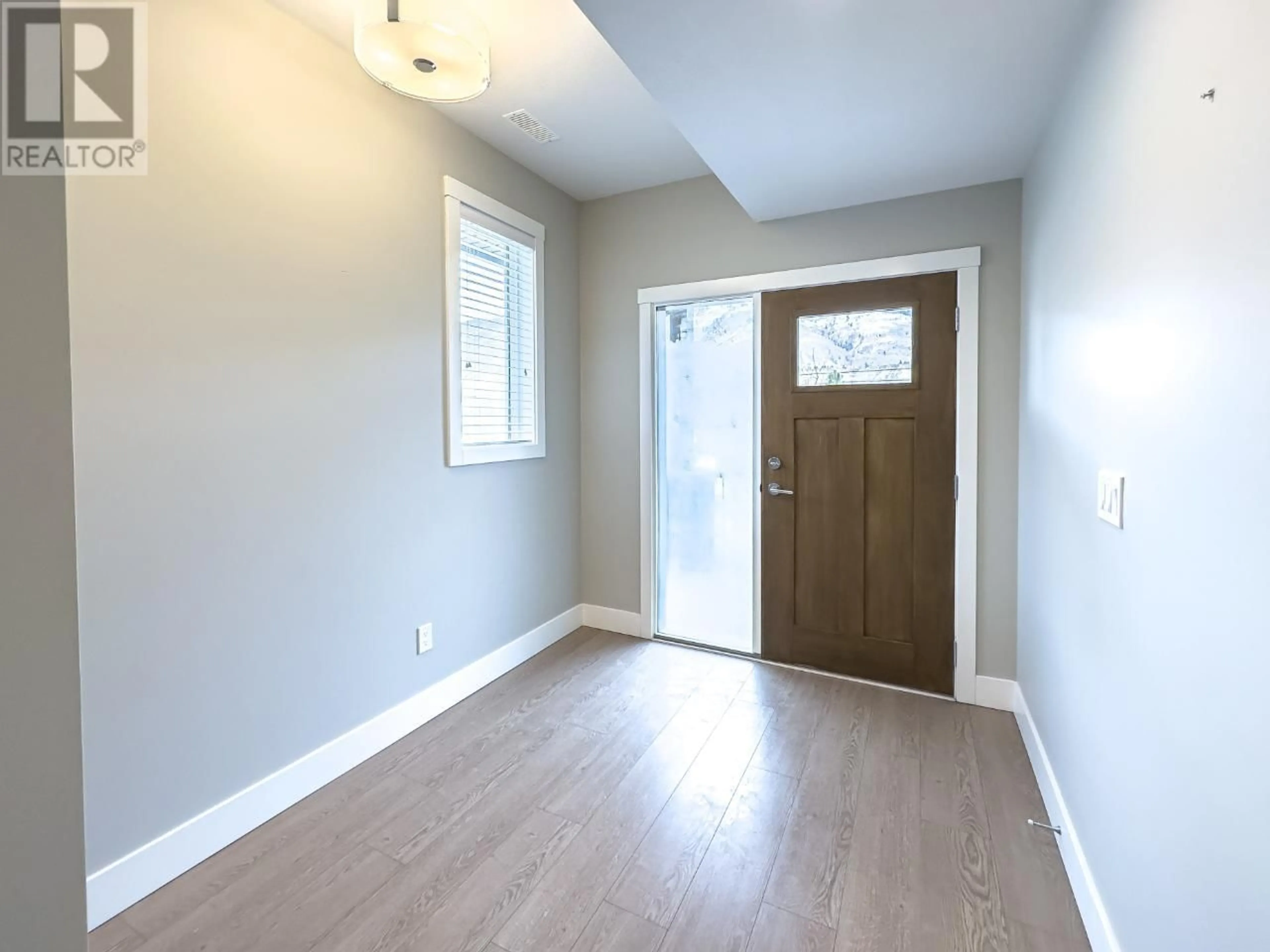 Indoor entryway for 124-200 GRAND BOULEVARD, Kamloops British Columbia V2C0H3