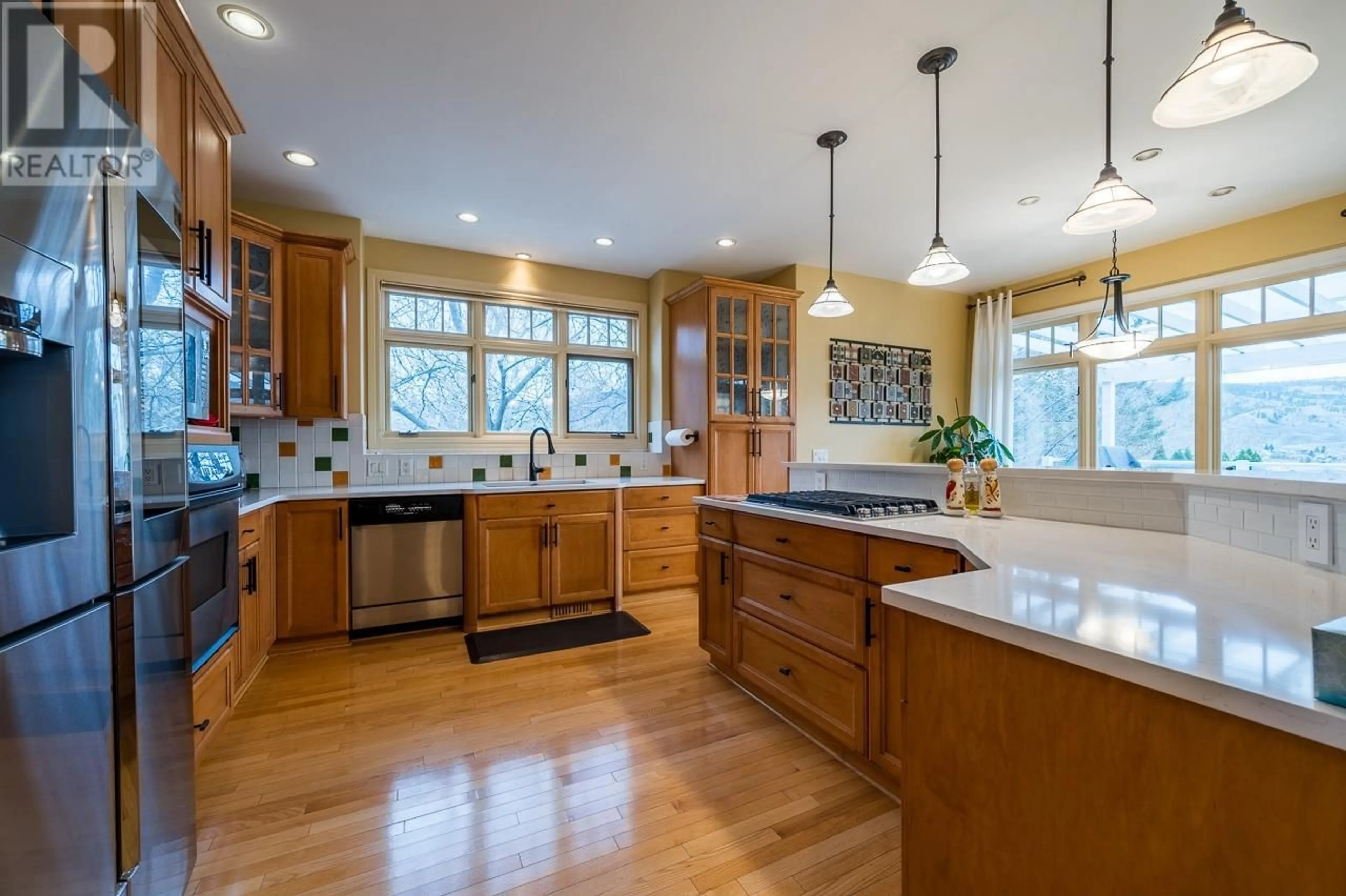 Contemporary kitchen for 300 MARIPOSA CRT, Kamloops British Columbia V2H1R3