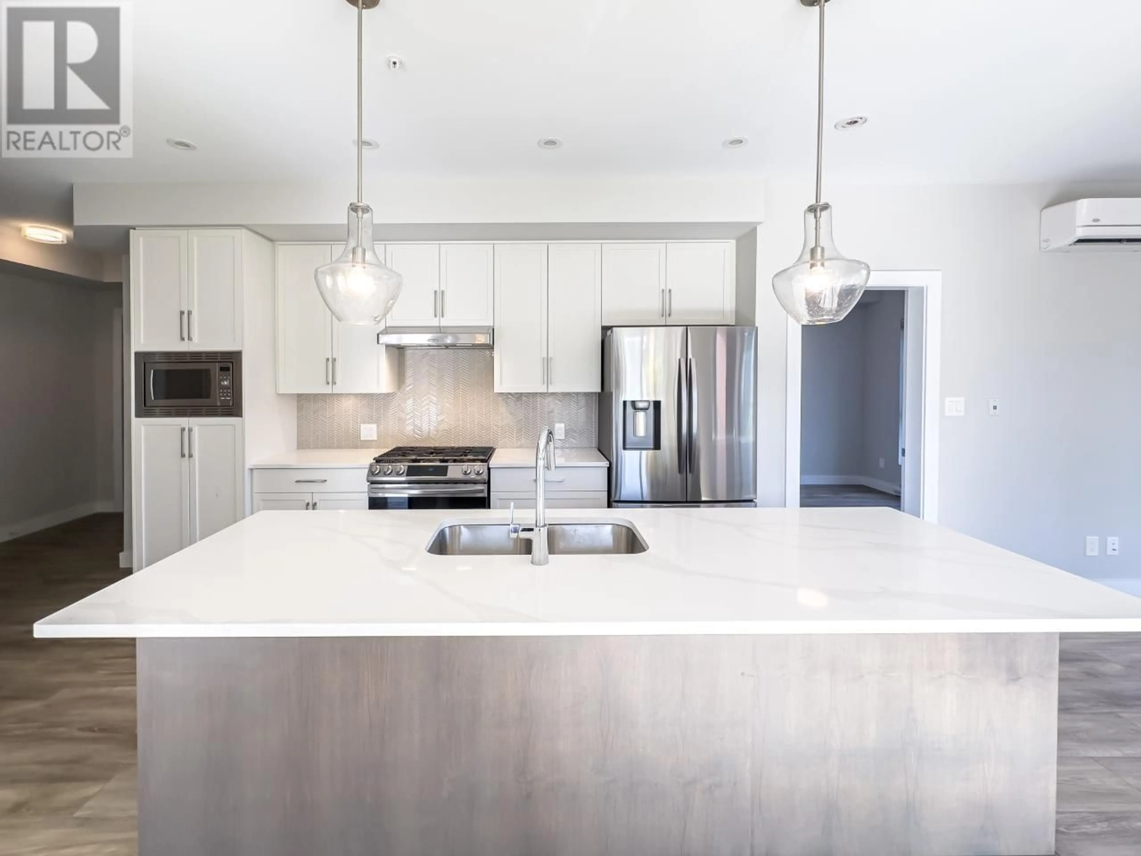 Contemporary kitchen for 103-875 UNIVERSITY DRIVE, Kamloops British Columbia