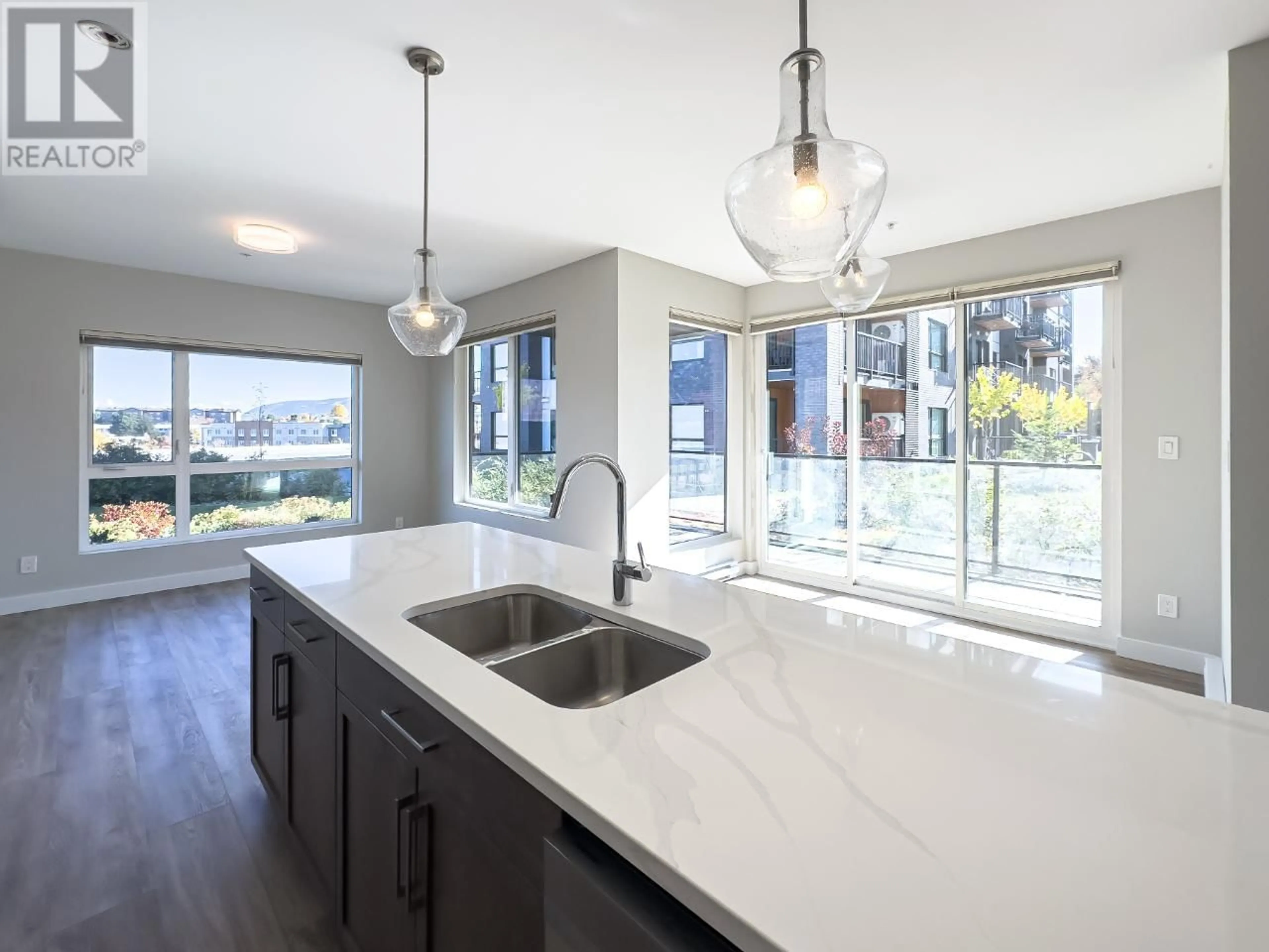 Contemporary kitchen for 103-875 UNIVERSITY DRIVE, Kamloops British Columbia