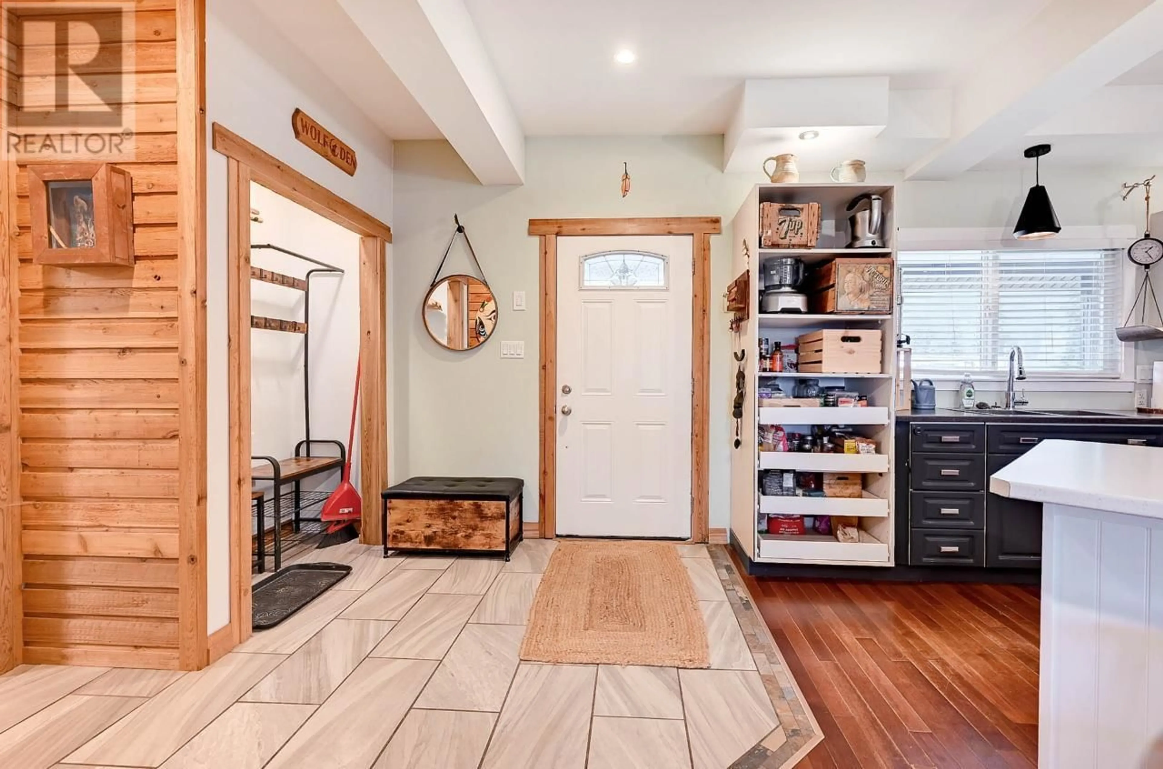 Indoor entryway for 289 VAVENBY BRIDGE RD, Clearwater British Columbia