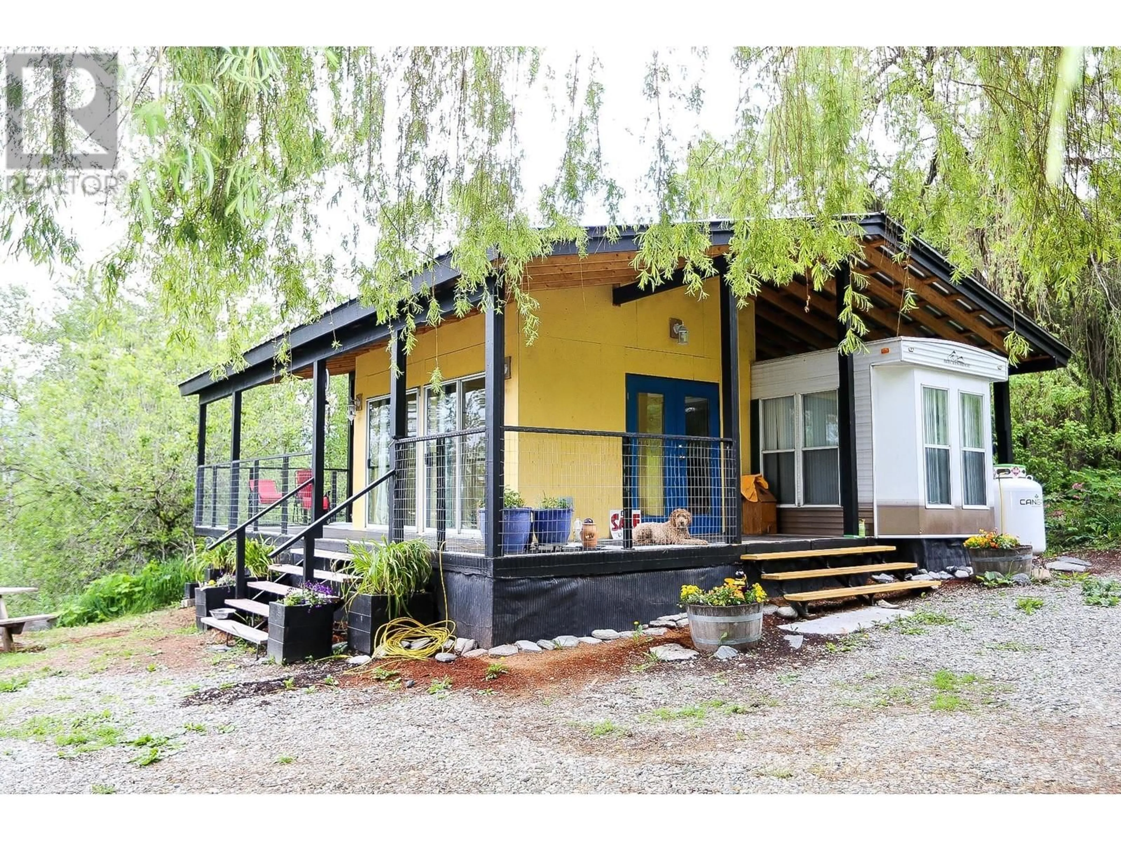 Patio, building for 8630 YELLOWHEAD  S HIGHWAY, Little Fort British Columbia V0E2C0