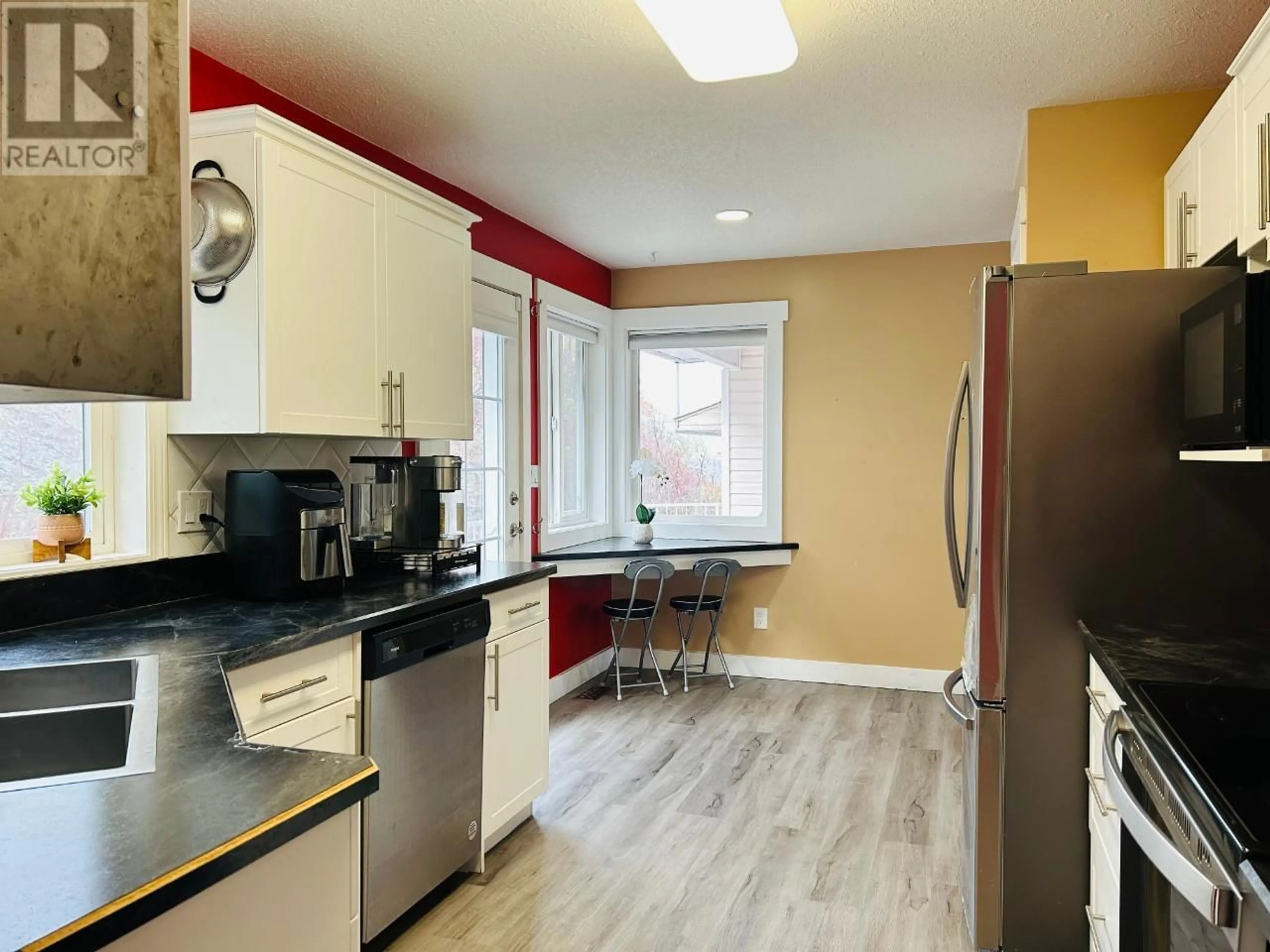 Standard kitchen for 29-2022 PACIFIC WAY, Kamloops British Columbia V1S1T1