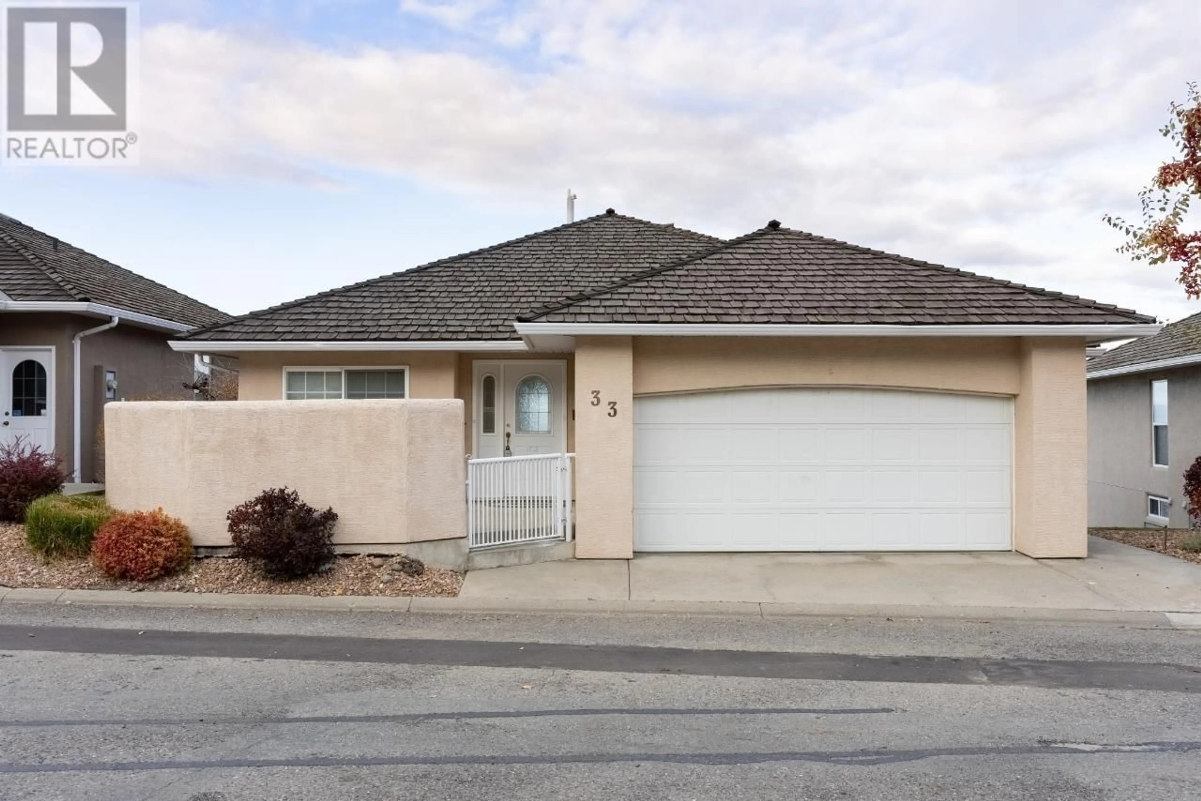 Frontside or backside of a home for 33-2080 PACIFIC WAY, Kamloops British Columbia V1S1V3