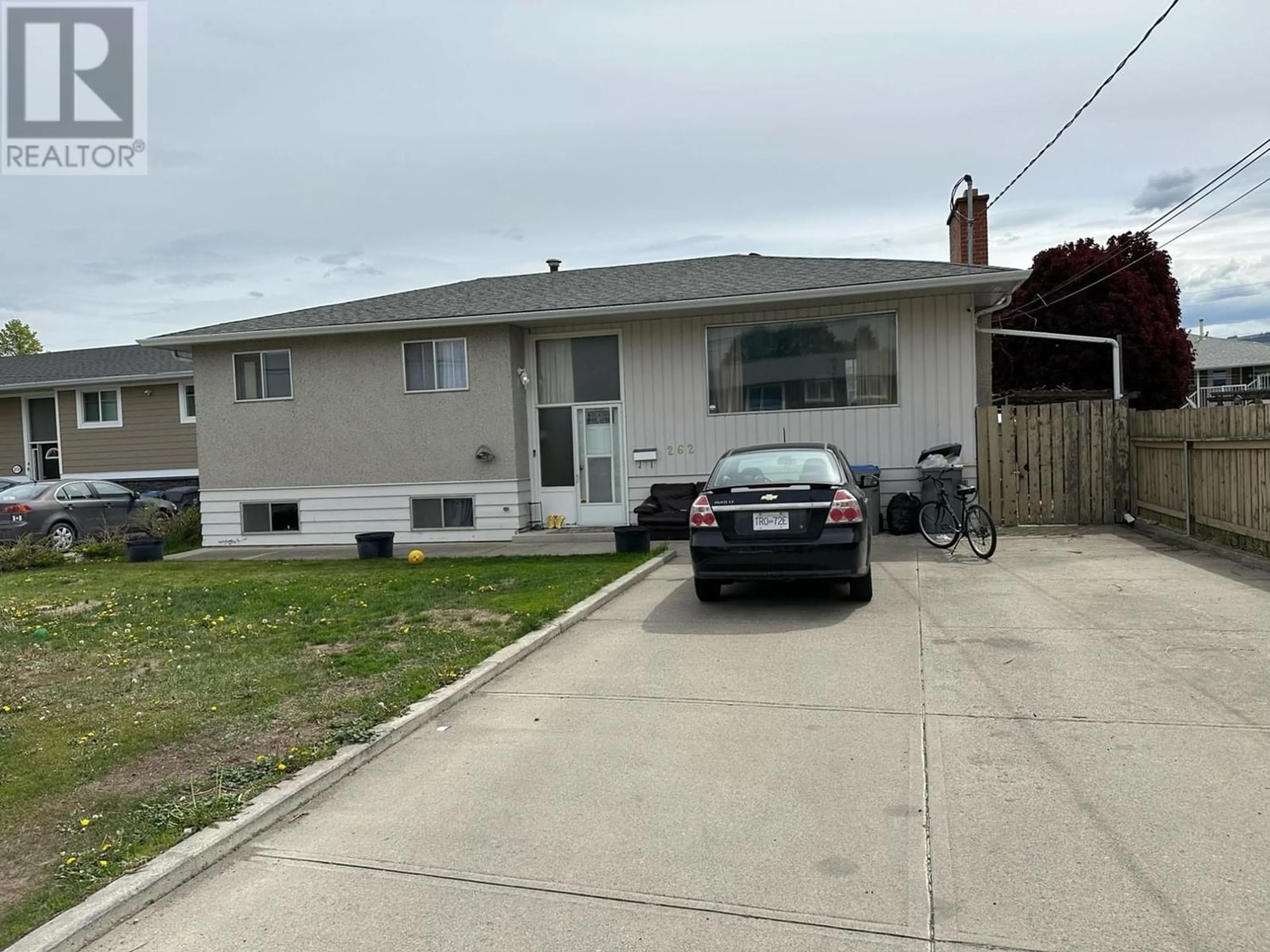 Frontside or backside of a home for 262 HOLLY AVE, Kamloops British Columbia V2B1M3