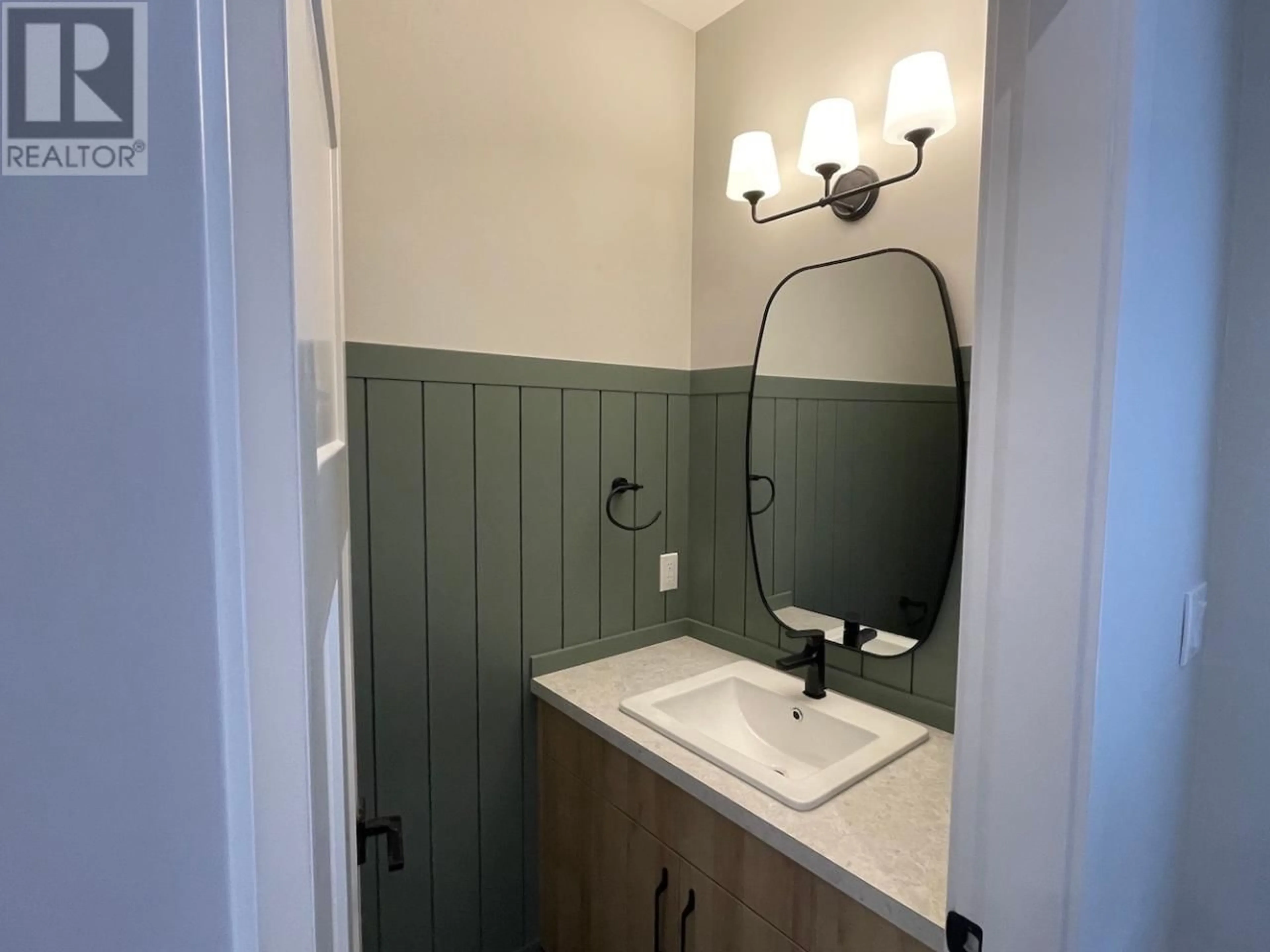 Standard bathroom for 103-321 CENTRE AVE, Kamloops British Columbia