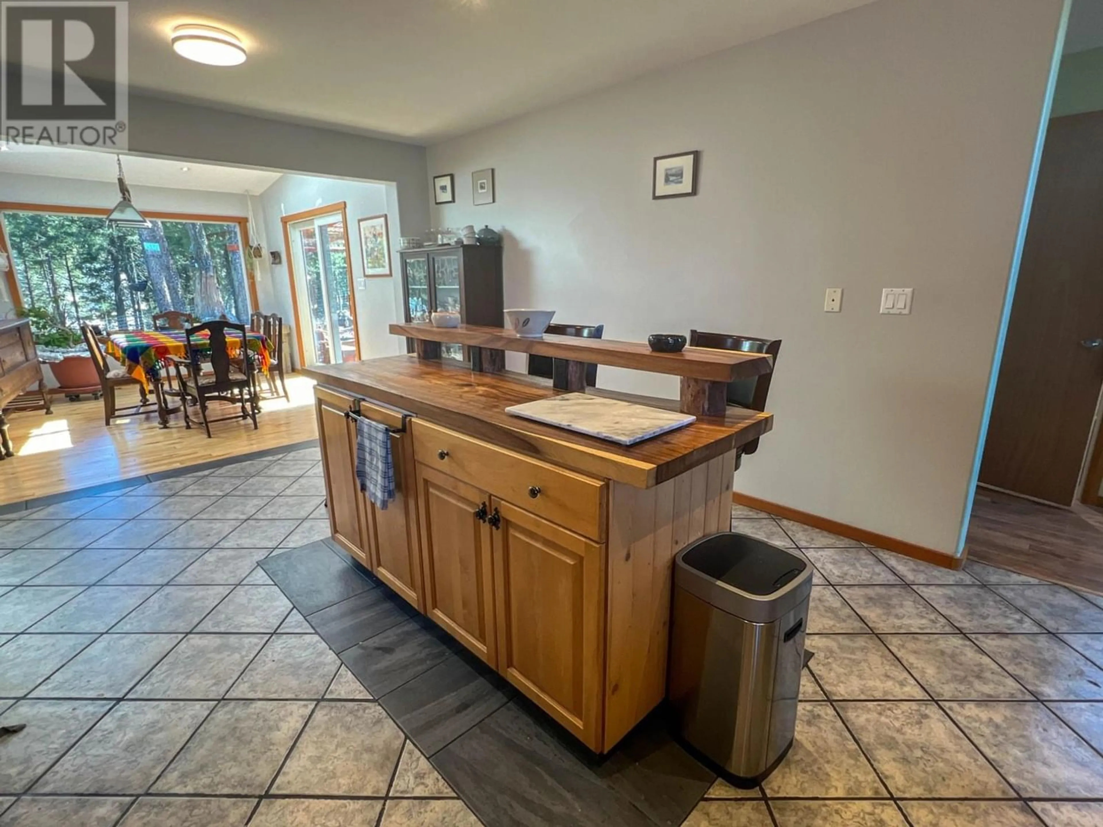 Open concept kitchen for 351 DALADON Place, Logan Lake British Columbia V0K1W0