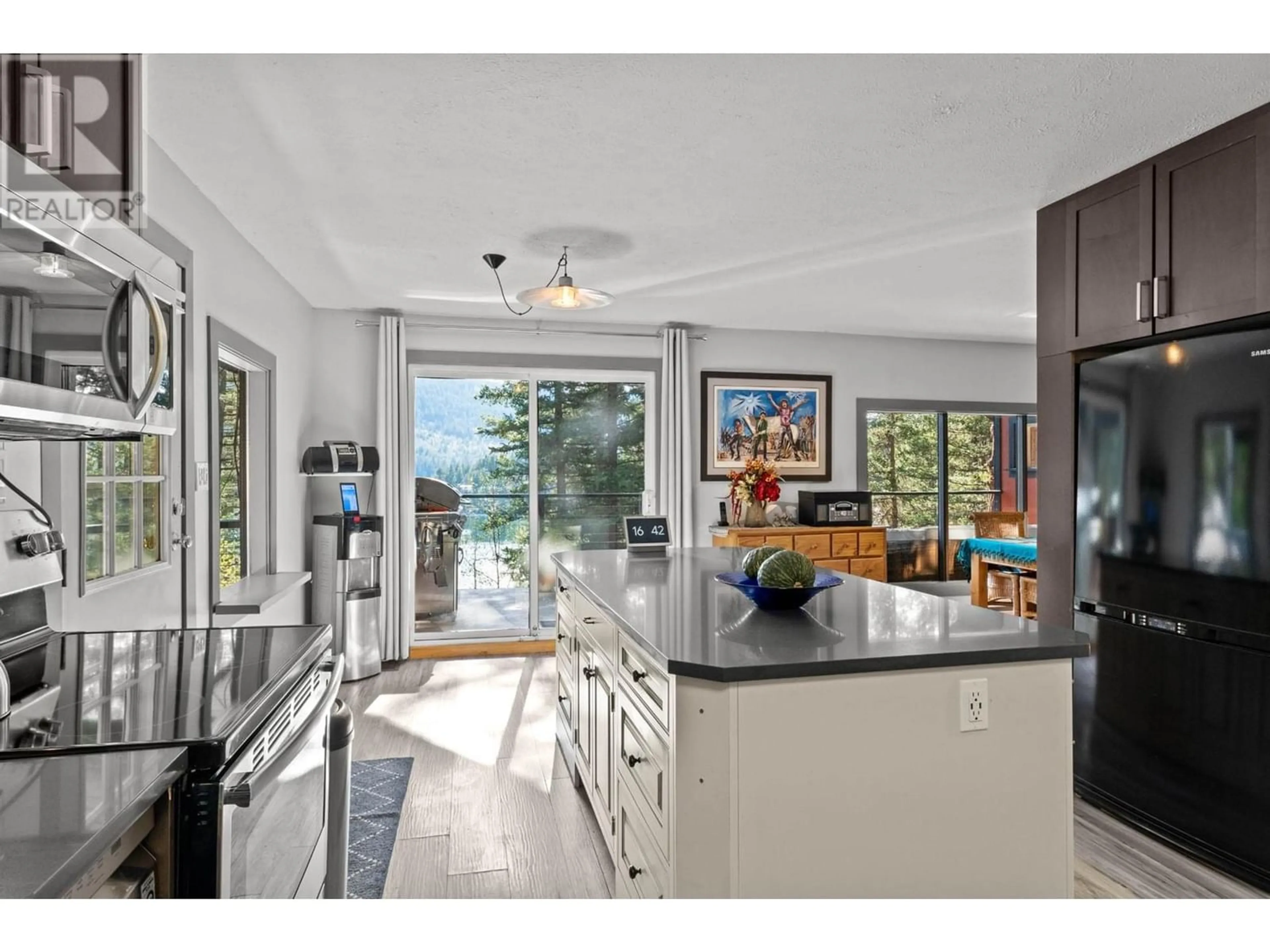 Contemporary kitchen for 2486 HEFFLEY LOUIS CR RD, Heffley British Columbia V0E1Z0