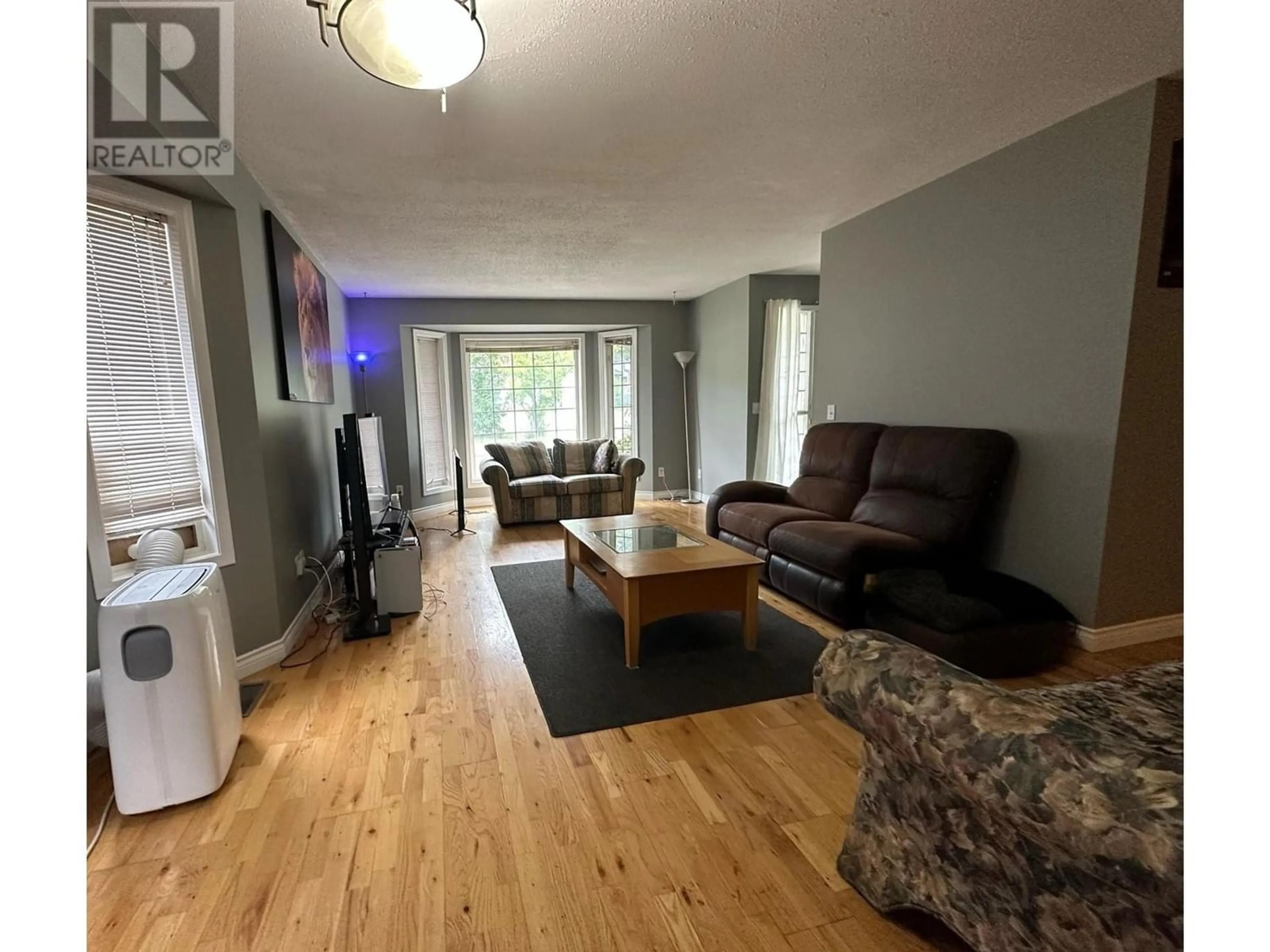 Living room for 530 GLENEAGLES DRIVE, Kamloops British Columbia V2E1X2