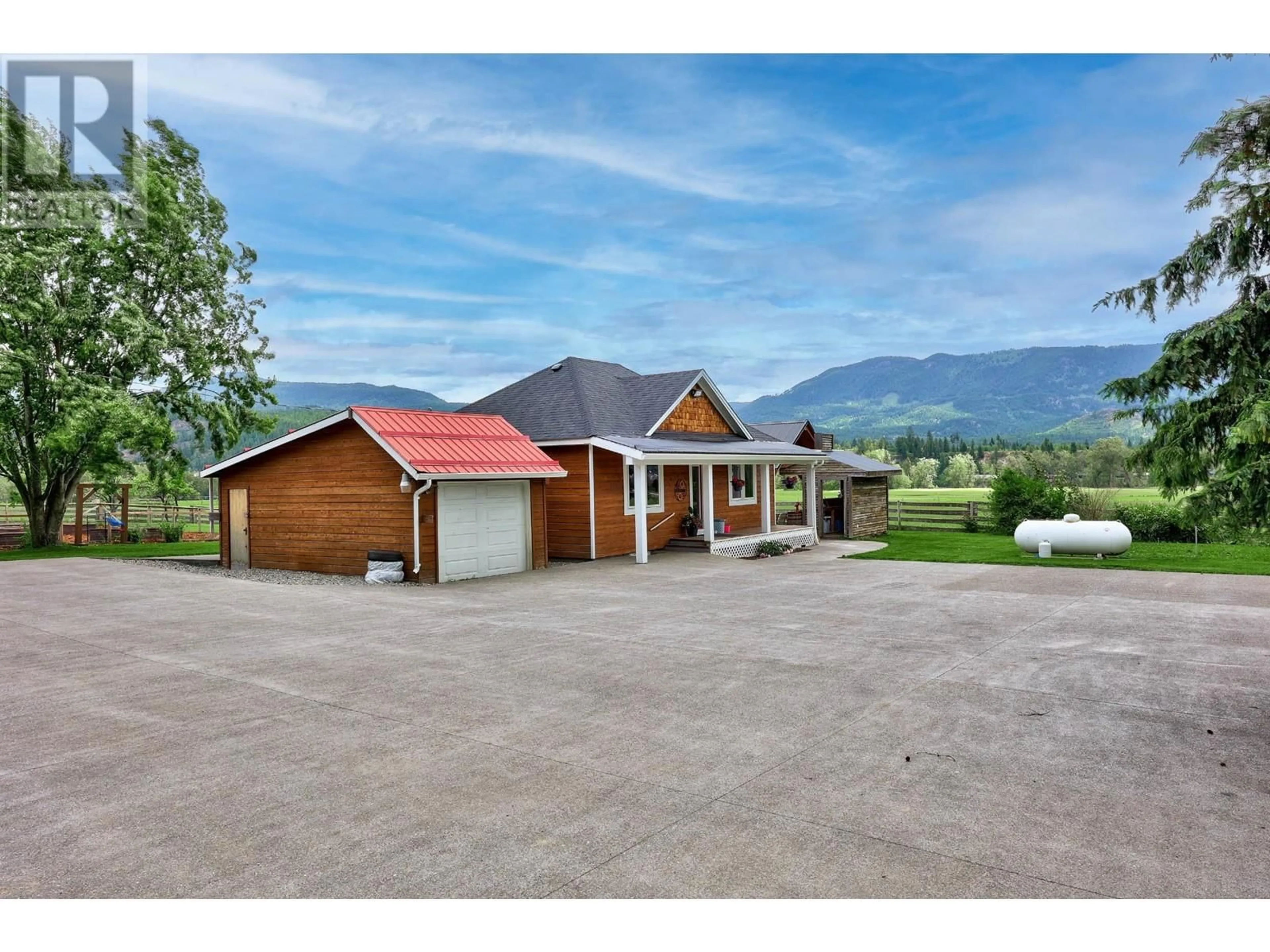 Frontside or backside of a home for 4784 YELLOWHEAD HWY, Barriere British Columbia