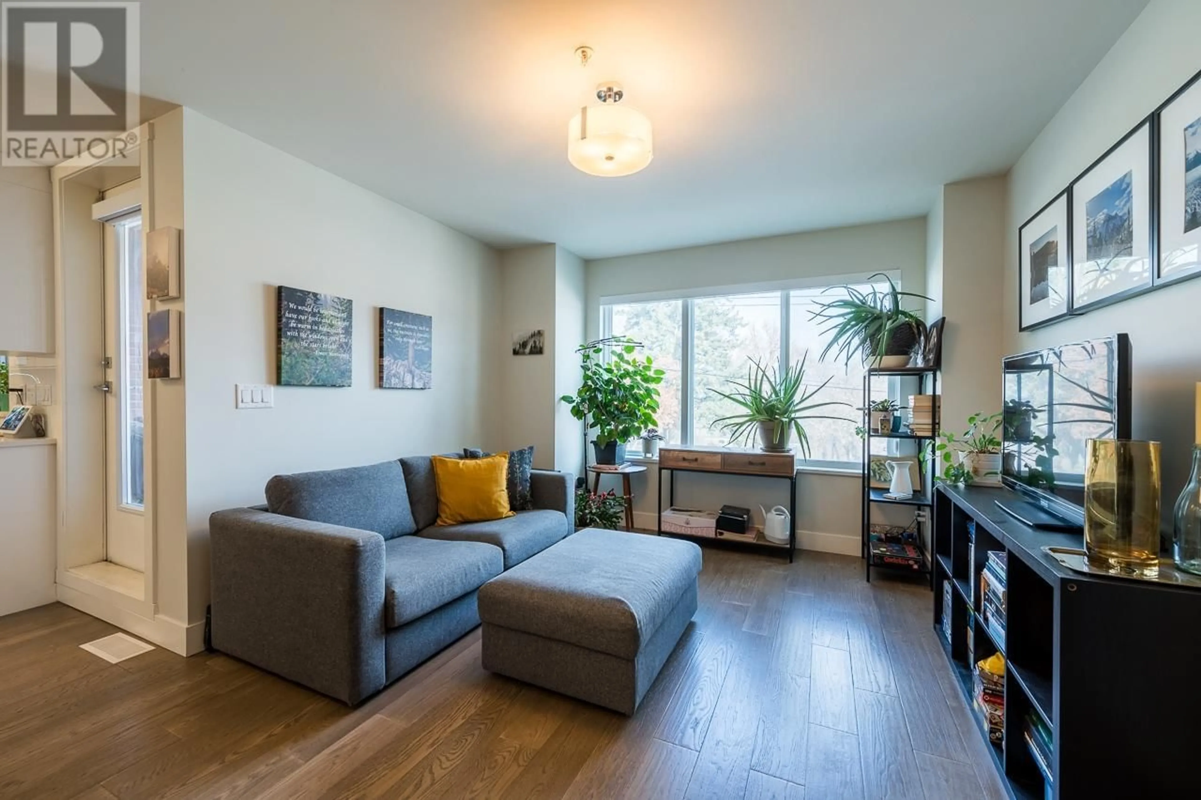 Living room for 102-227 BATTLE STREET W, Kamloops British Columbia V2C2L3