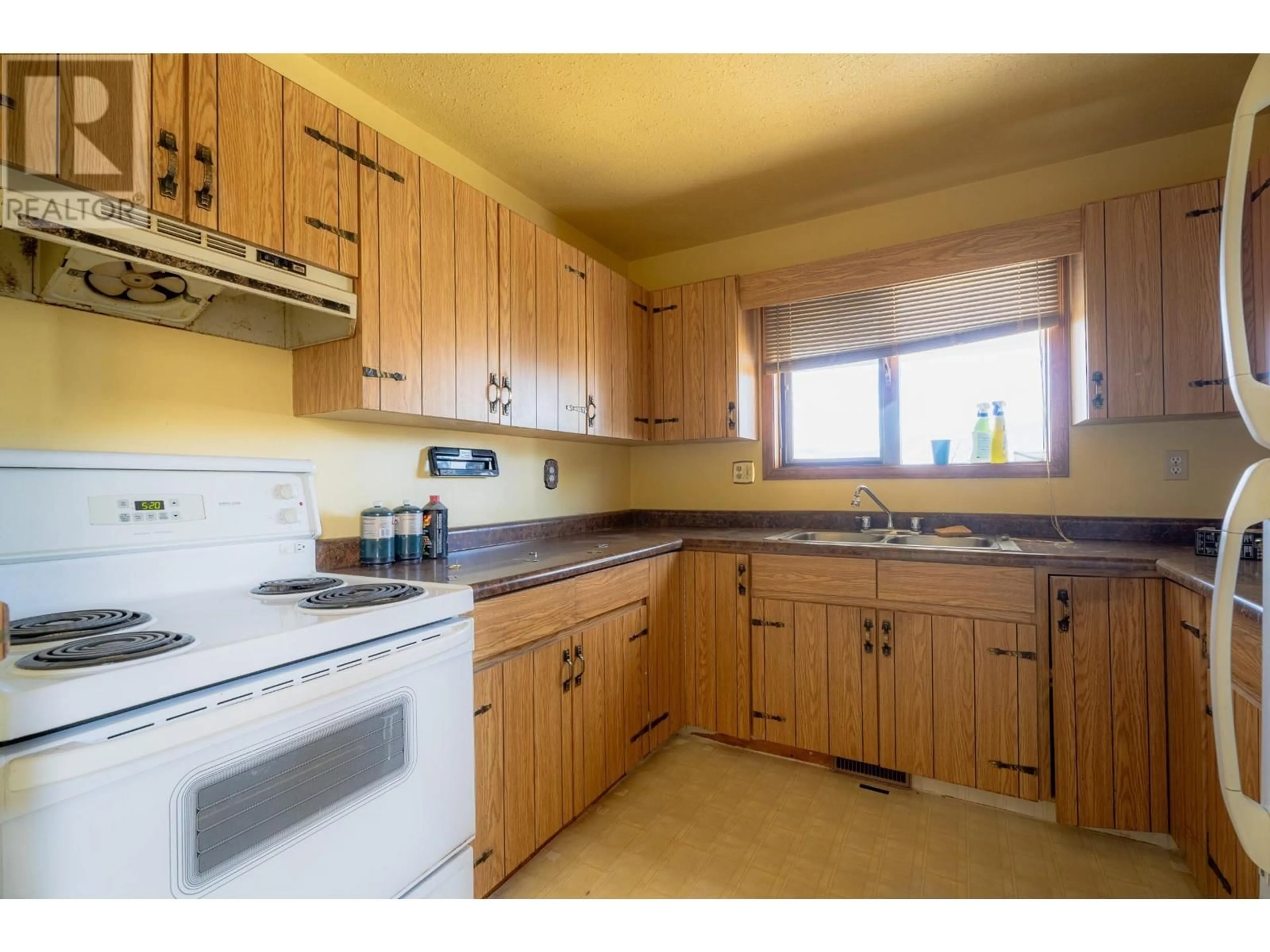 Standard kitchen for 1594 HILLCREST AVE, Kamloops British Columbia