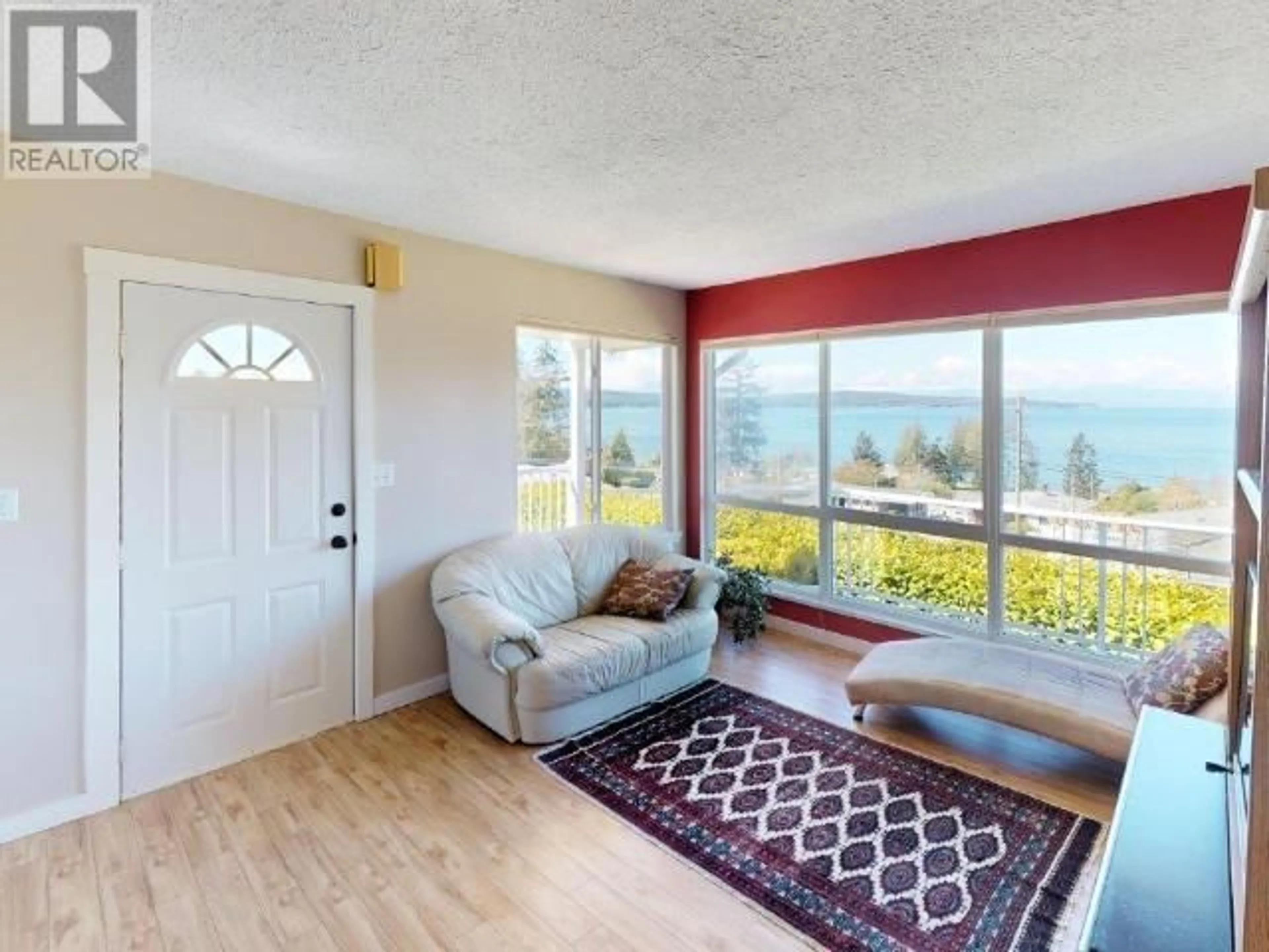 Indoor entryway, wood floors for 6955 SURREY STREET, Powell River British Columbia V8A1H5