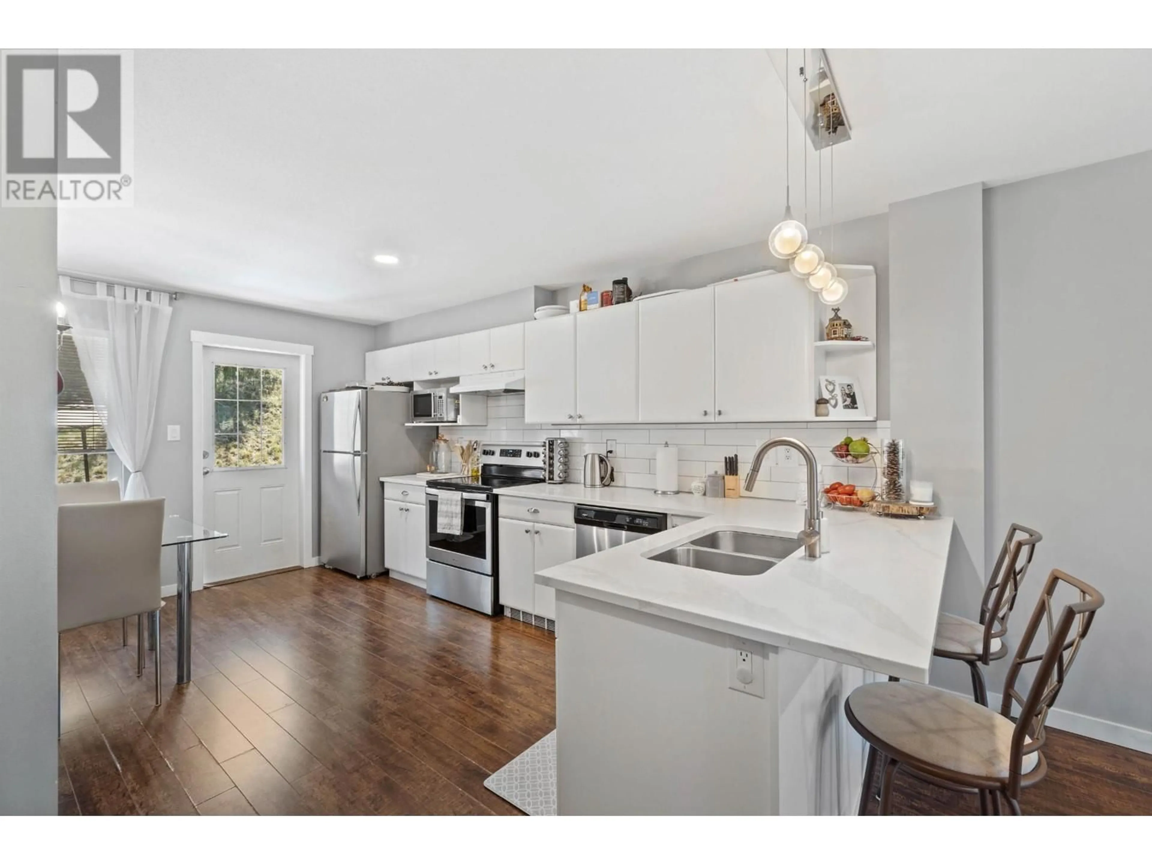 Open concept kitchen for 1970 BRAEVIEW Place Unit# 16, Kamloops British Columbia