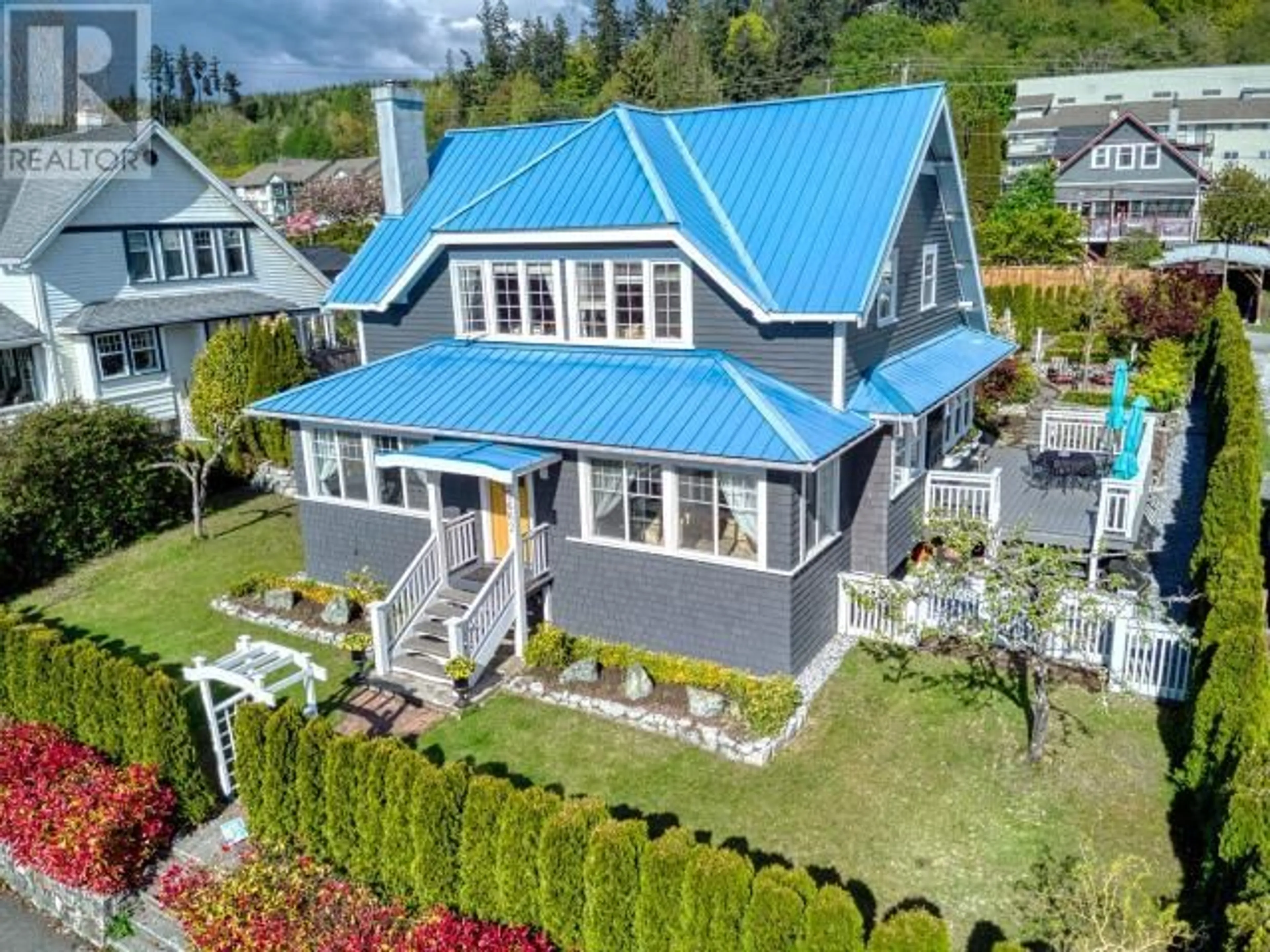 Frontside or backside of a home for 5662 MARINE AVE, Powell River British Columbia V8A2M3