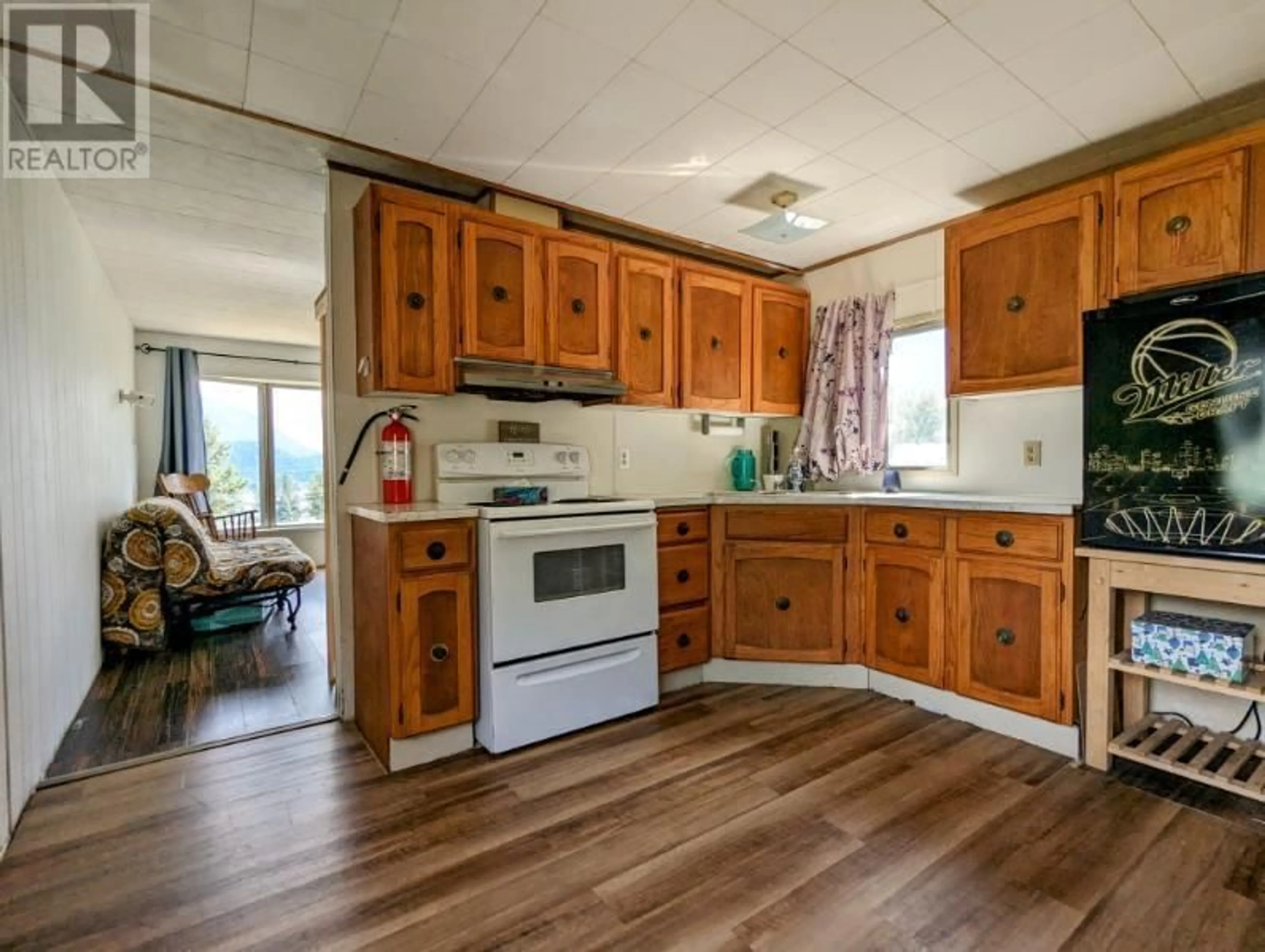 Kitchen, wood floors, cottage for 618 VICTORIA Street, Lillooet British Columbia V0K2E3