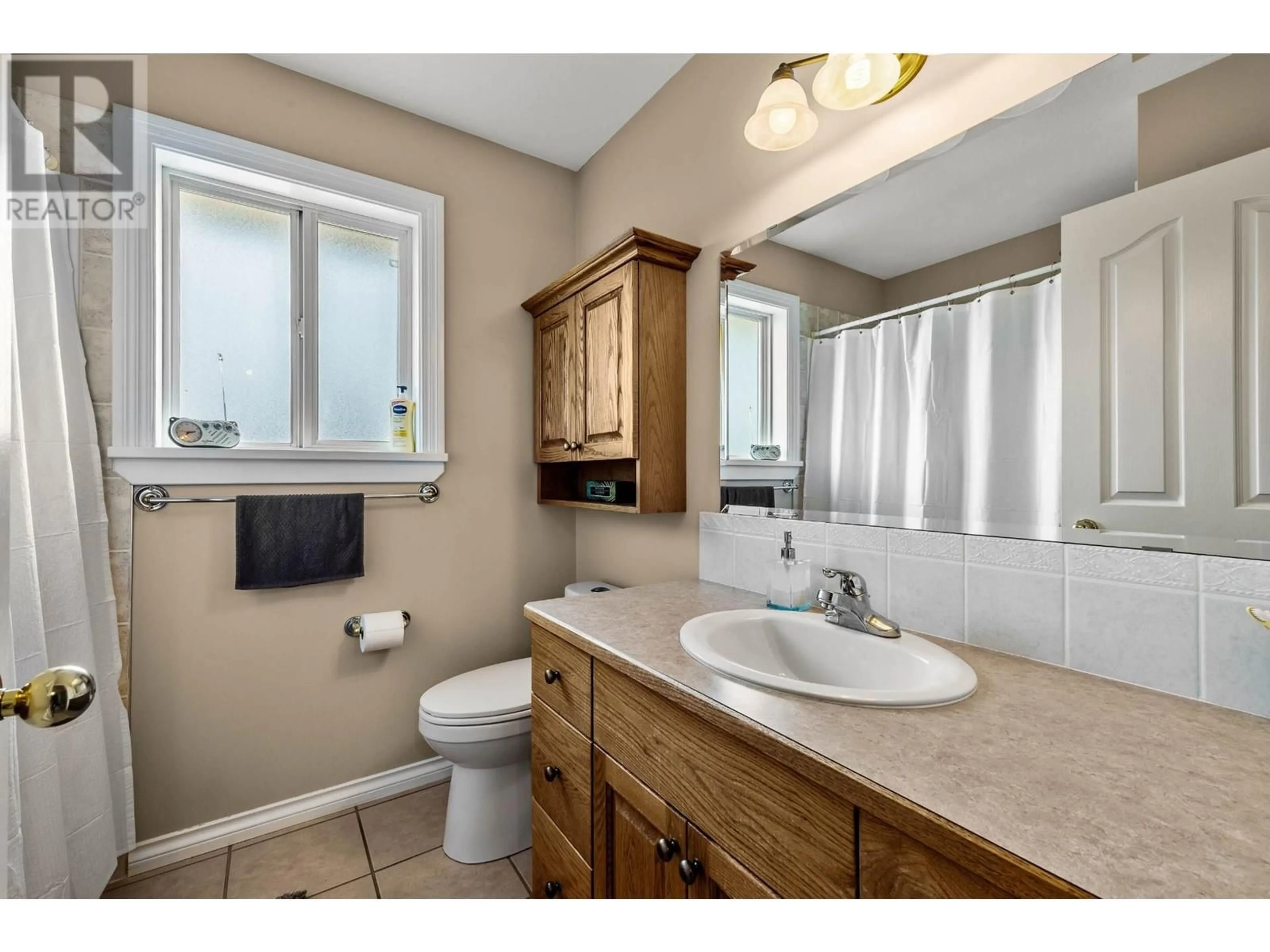 Standard bathroom, wood floors for 1129 CRESTLINE Street, Kamloops British Columbia V2B5Y5