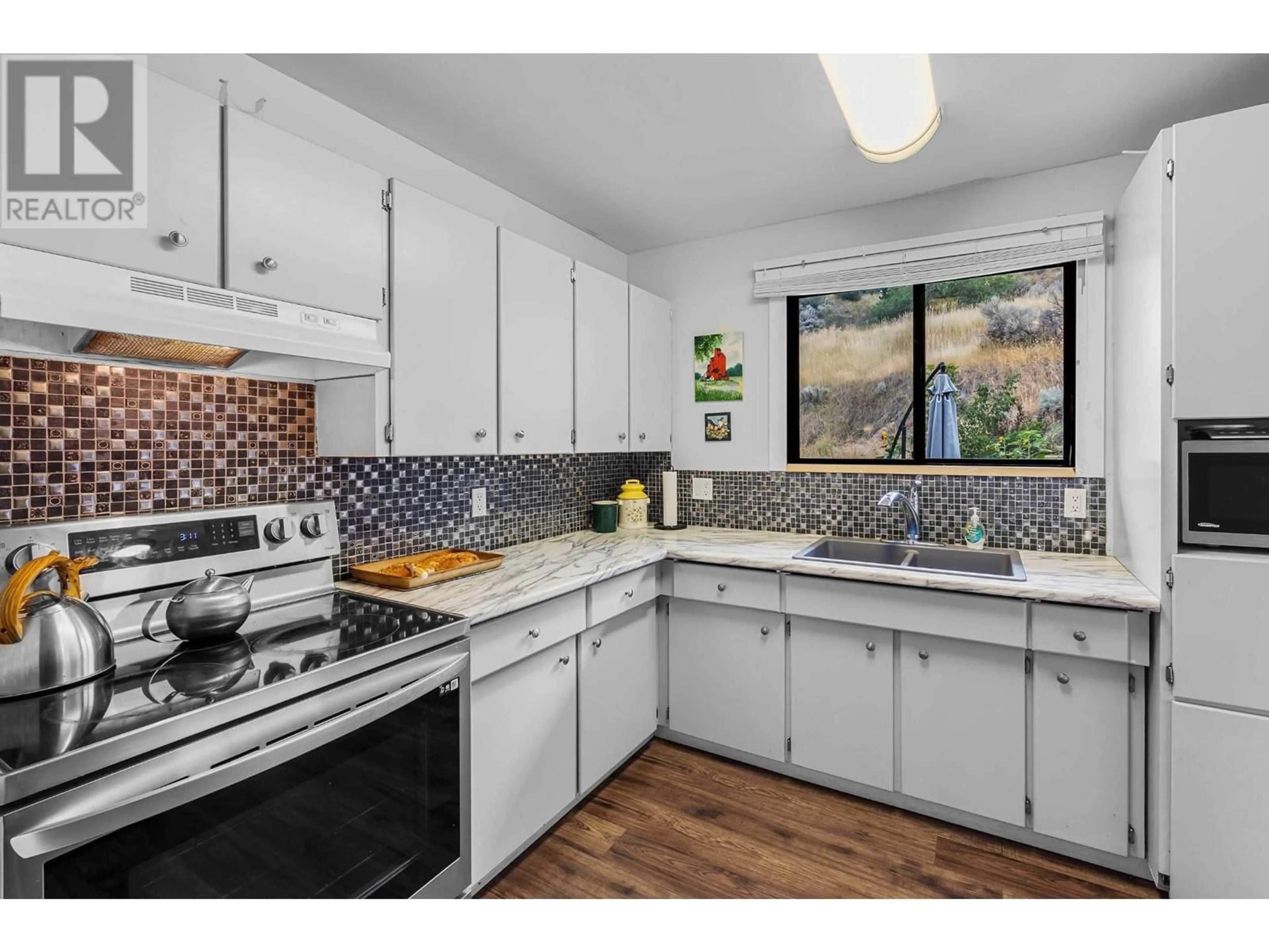 Standard kitchen, wood floors, cottage for 871 MCQUEEN Drive, Kamloops British Columbia V2B7X8