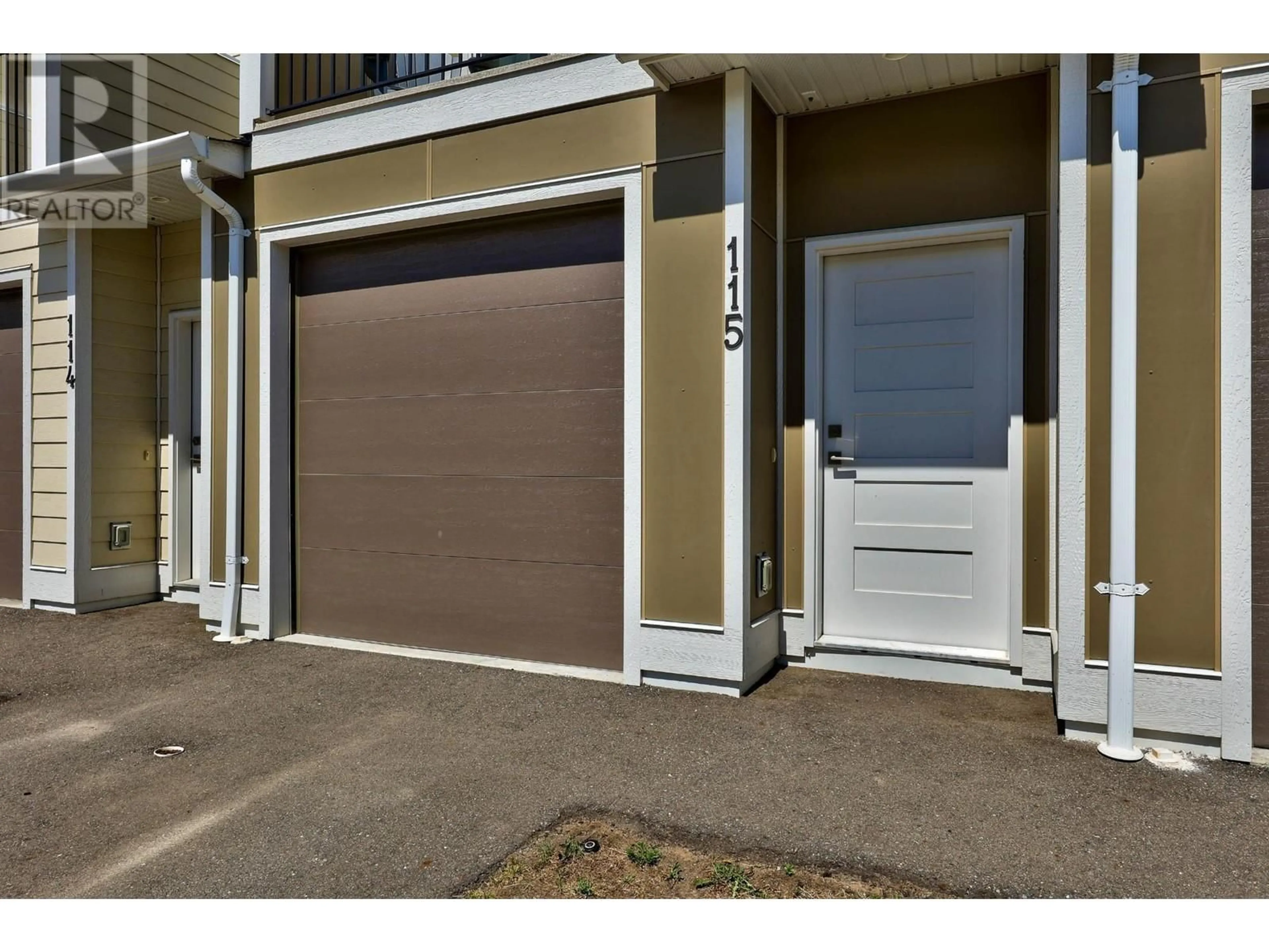 Indoor entryway, wood floors for 1951 QU'APPELLE Boulevard Unit# 115, Kamloops British Columbia V2E0C8