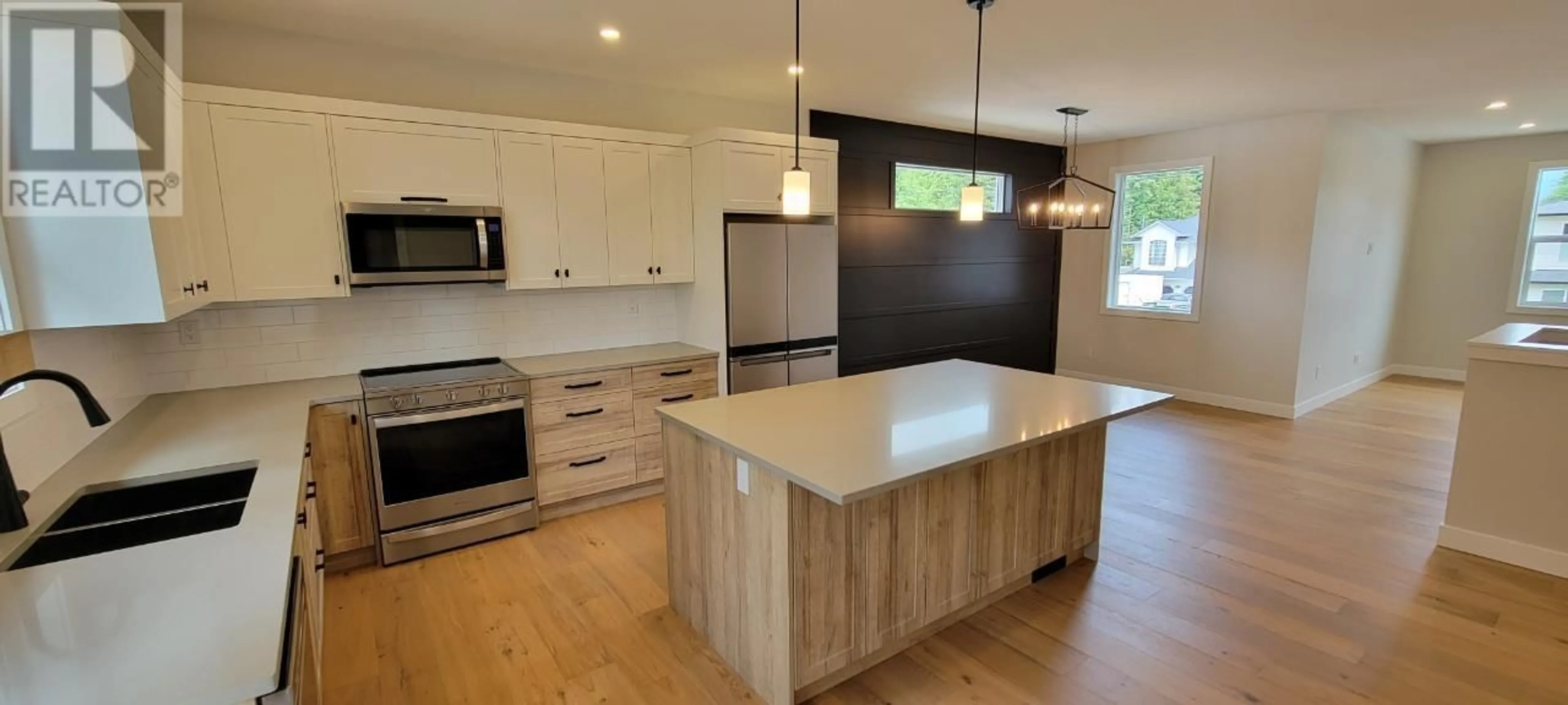 Open concept kitchen for 237 MURTLE Road, Clearwater British Columbia V0E1N1