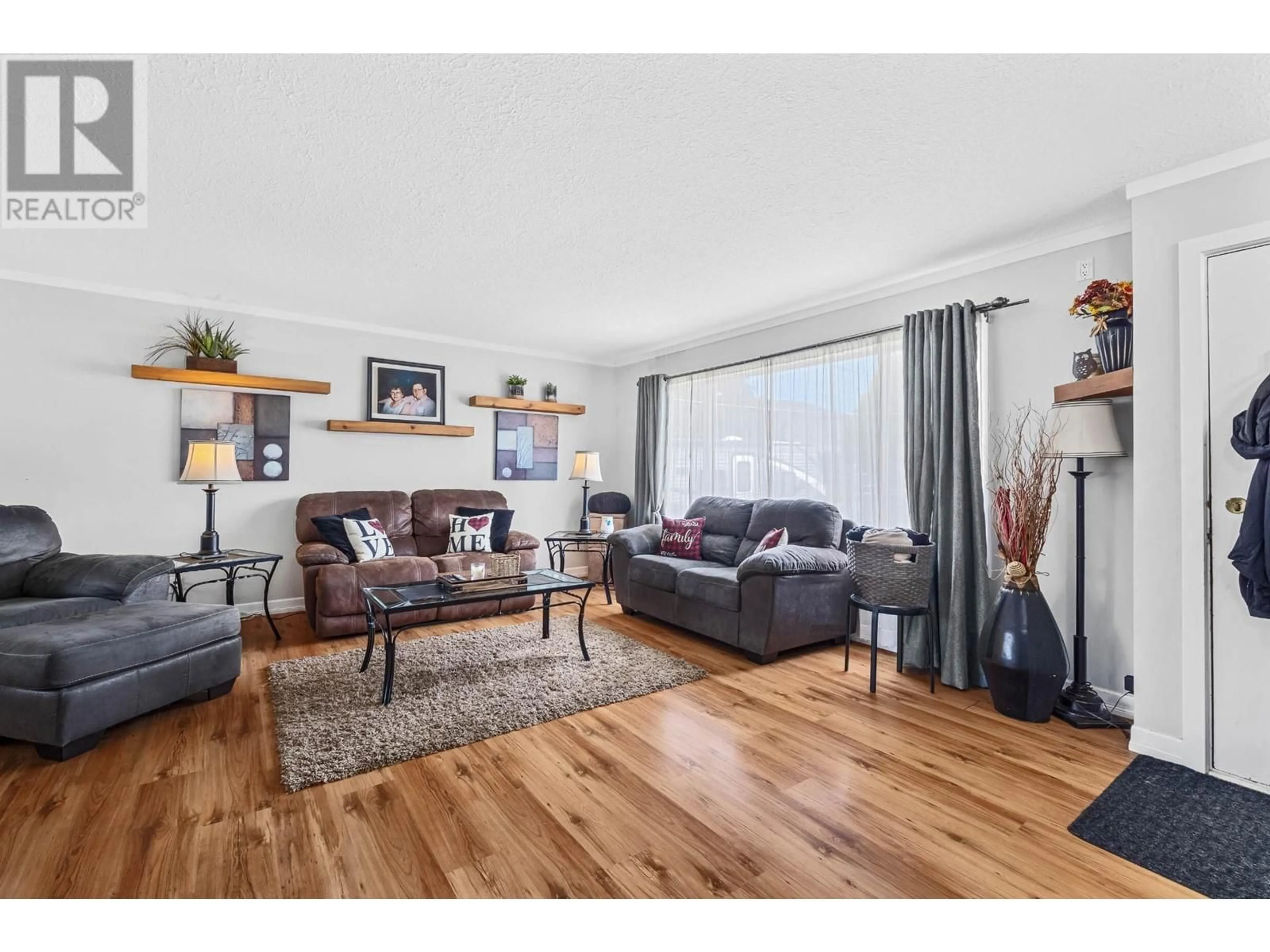 Living room for 2465 GLENVIEW AVE, Kamloops British Columbia V2B4L5