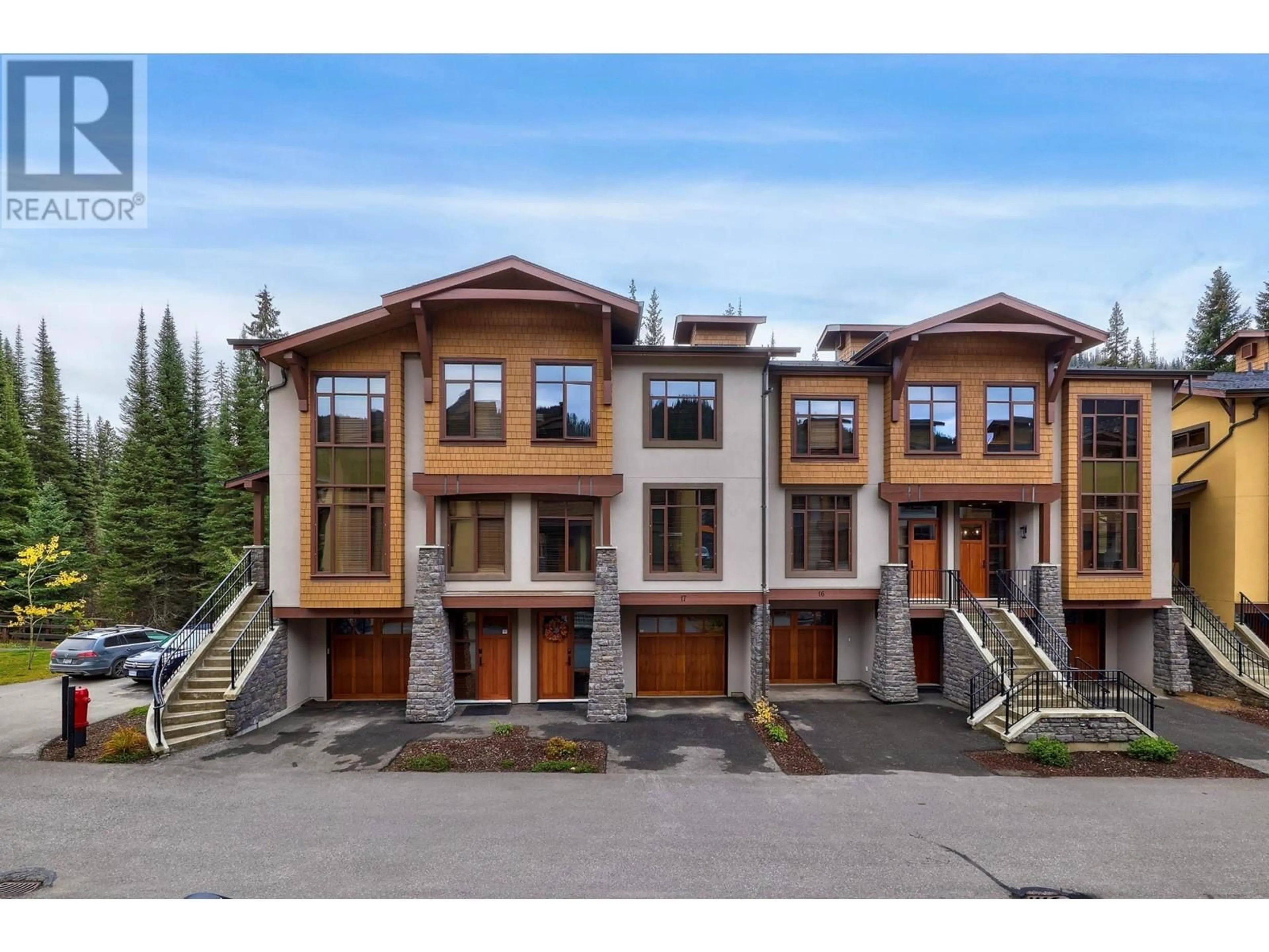 A pic from outside/outdoor area/front of a property/back of a property/a pic from drone, mountain view for 17 - 3280 VILLAGE WAY, Sun Peaks British Columbia V0E5N0