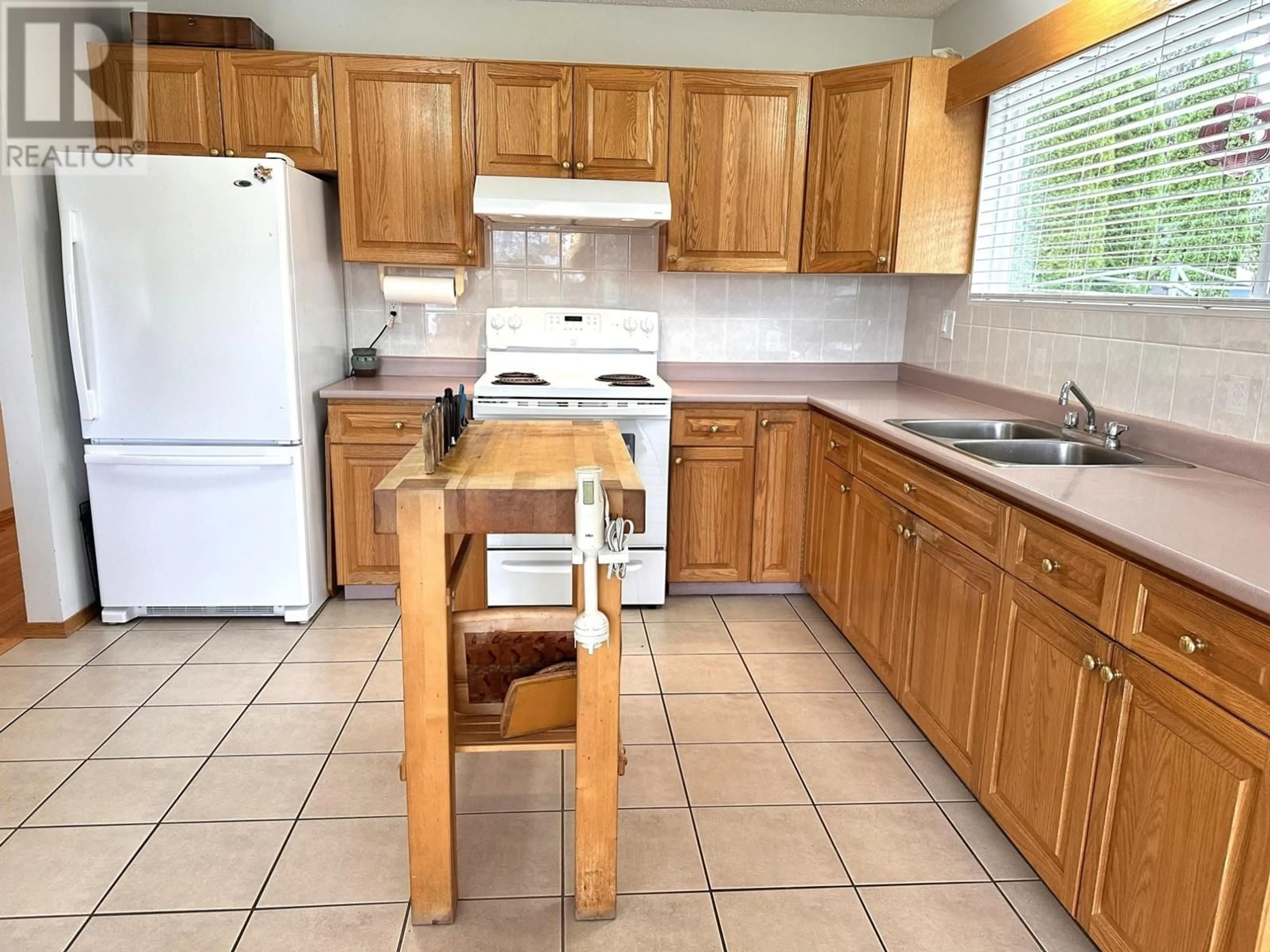 Standard kitchen, wood floors, cottage for 1590 GRIFFIN Terrace, Kamloops British Columbia V2B7R6