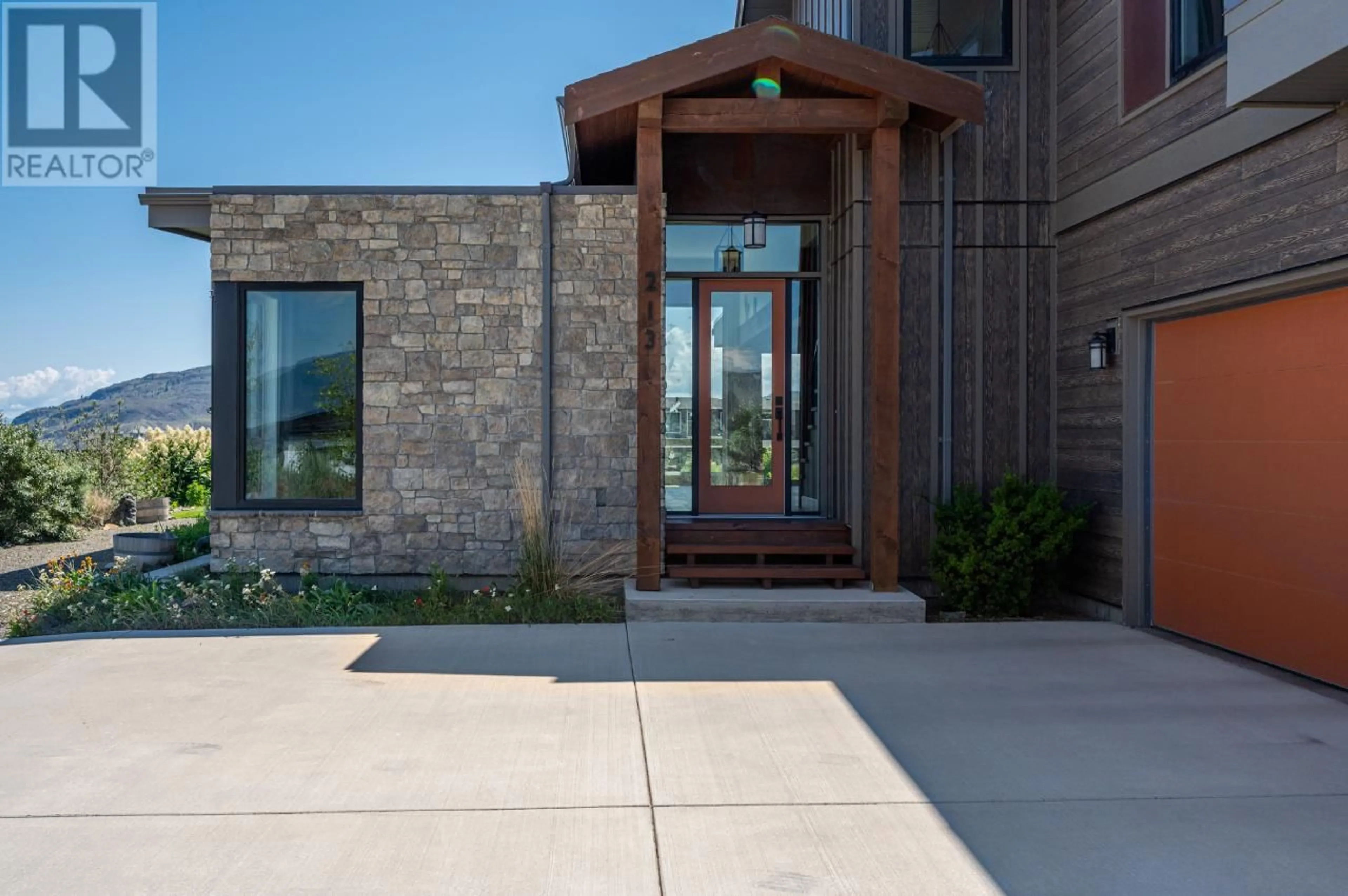 Indoor entryway, cement floor for 213 RUE CHEVAL NOIR, Kamloops British Columbia V1S0B3