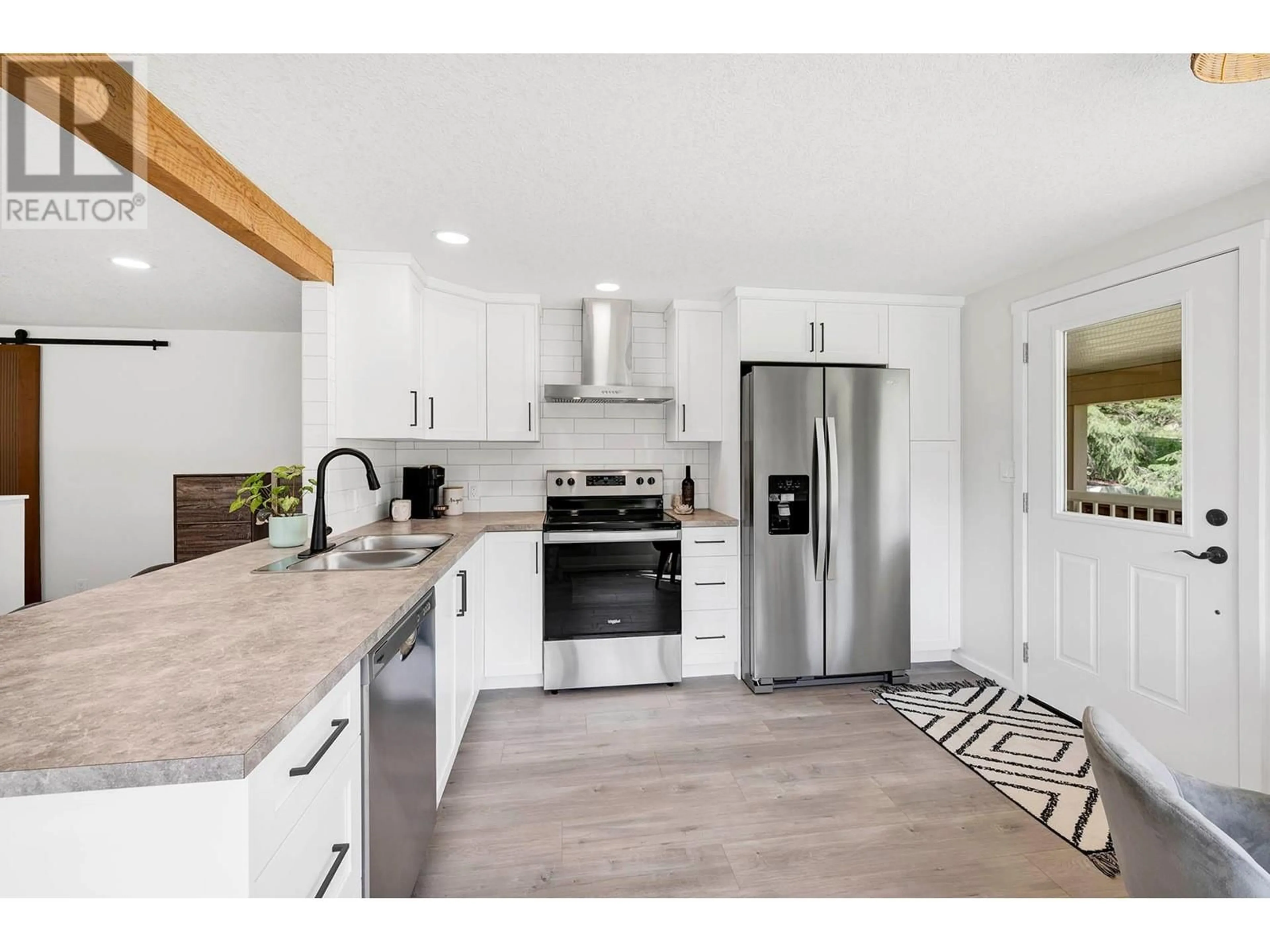 Open concept kitchen for 317 ARCHIBALD Road, Clearwater British Columbia V0E1N1