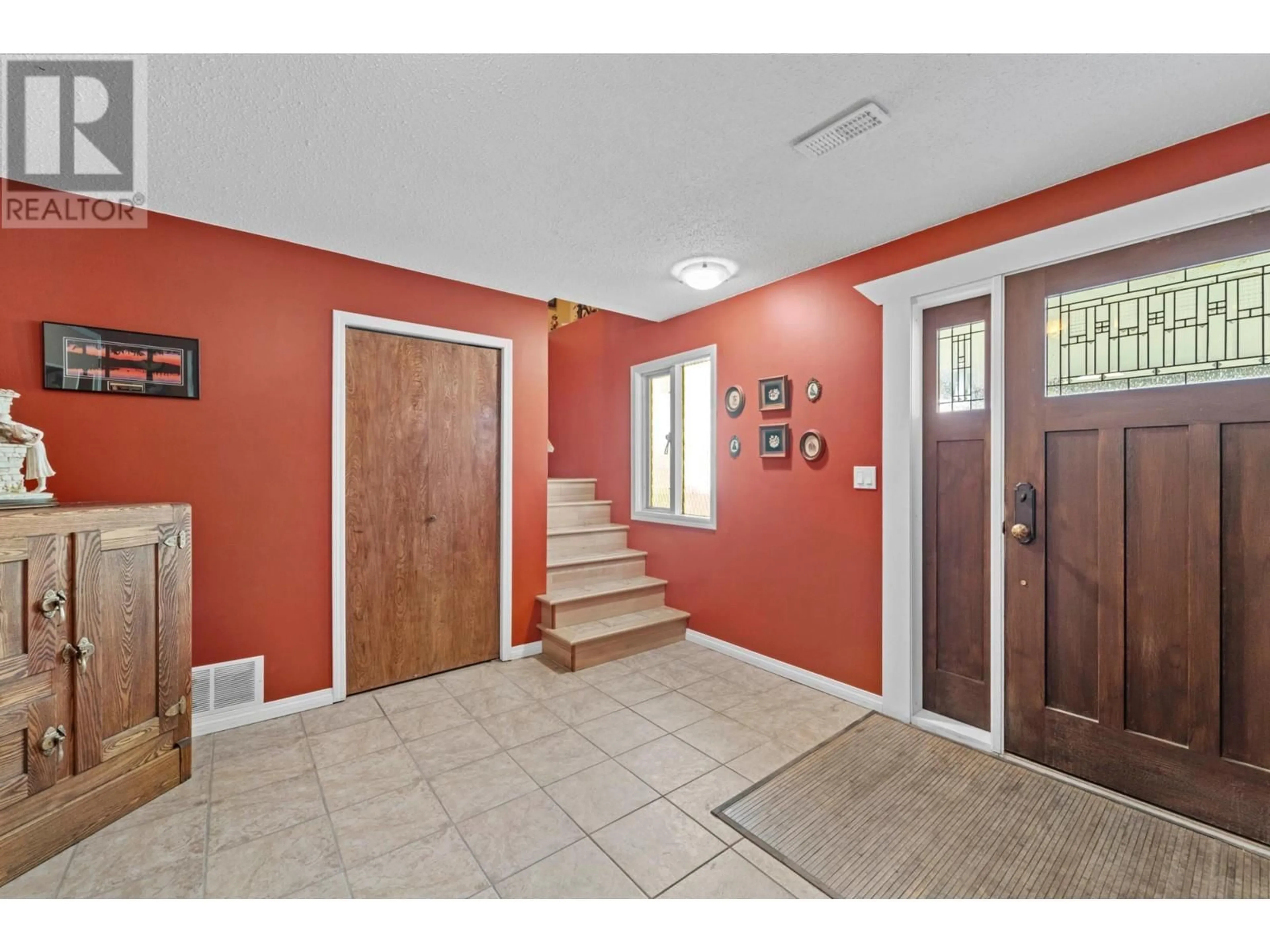 Indoor entryway, wood floors for 1747 CLIFFORD Avenue, Kamloops British Columbia V2B4G7