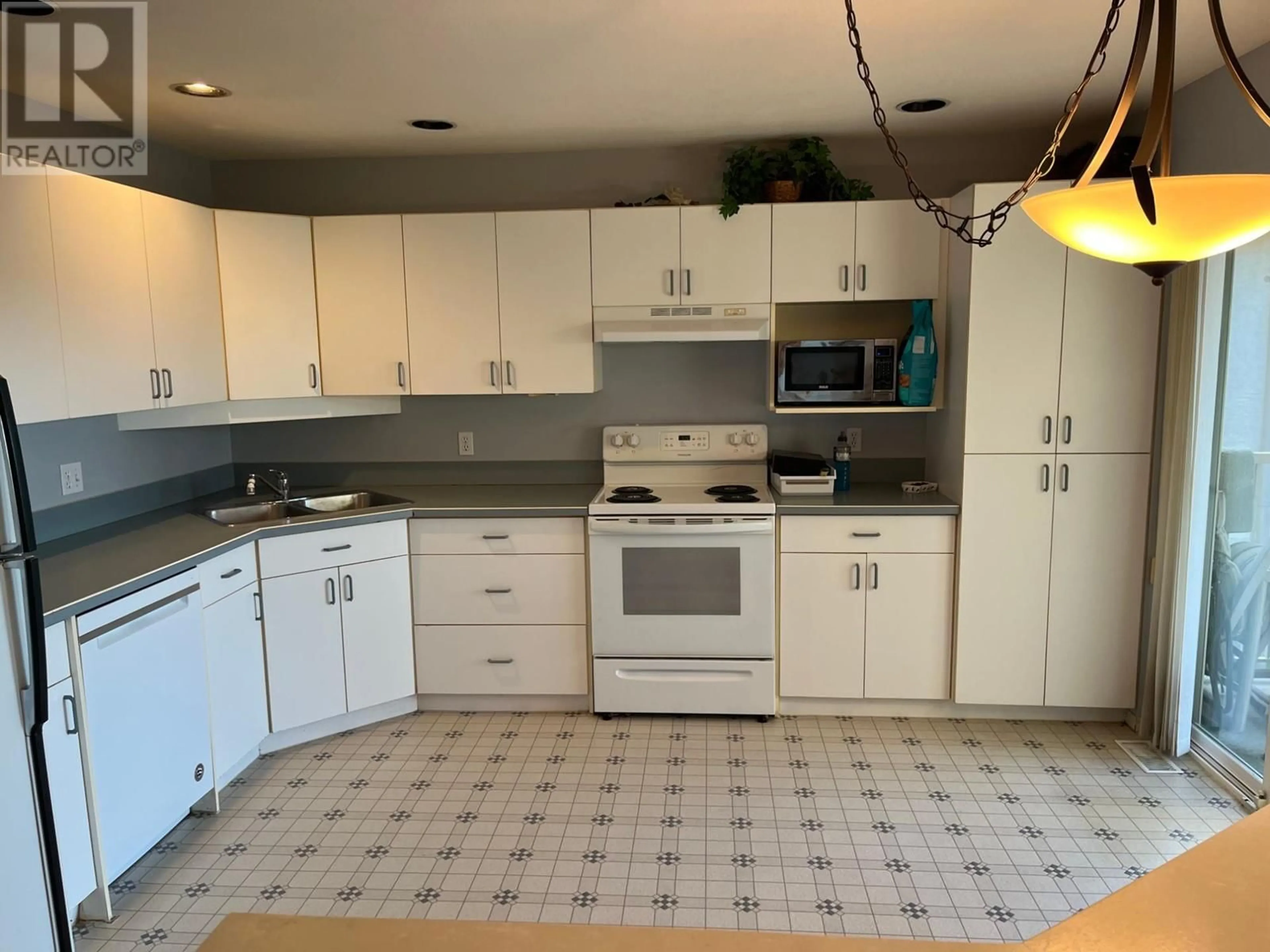 Standard kitchen, wood floors, cottage for 1950 BRAEVIEW Place Unit# 54, Kamloops British Columbia V1S1R8