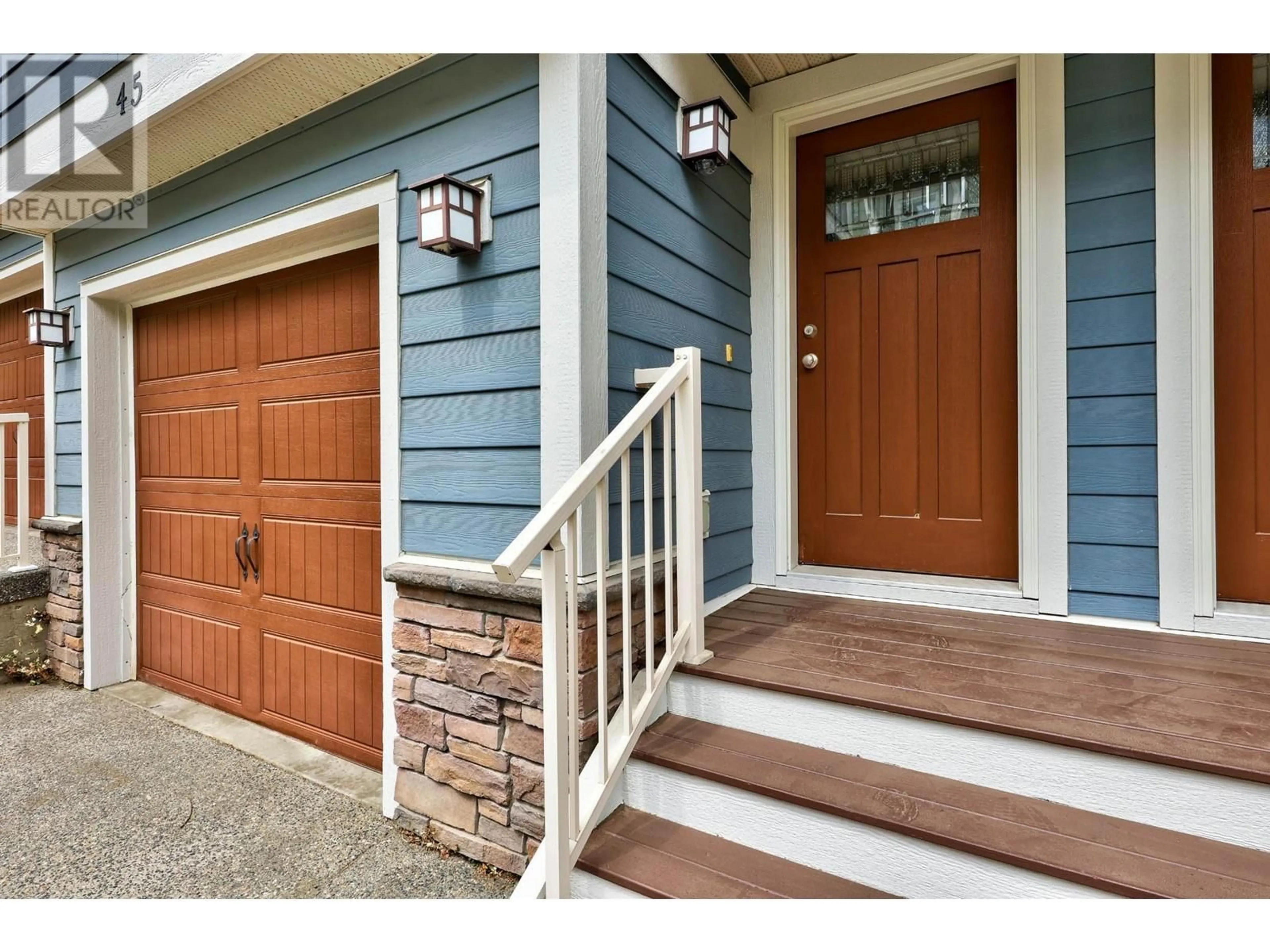 Indoor entryway, wood floors for 2860 VALLEYVIEW Drive Unit# 45, Kamloops British Columbia V2C0B3