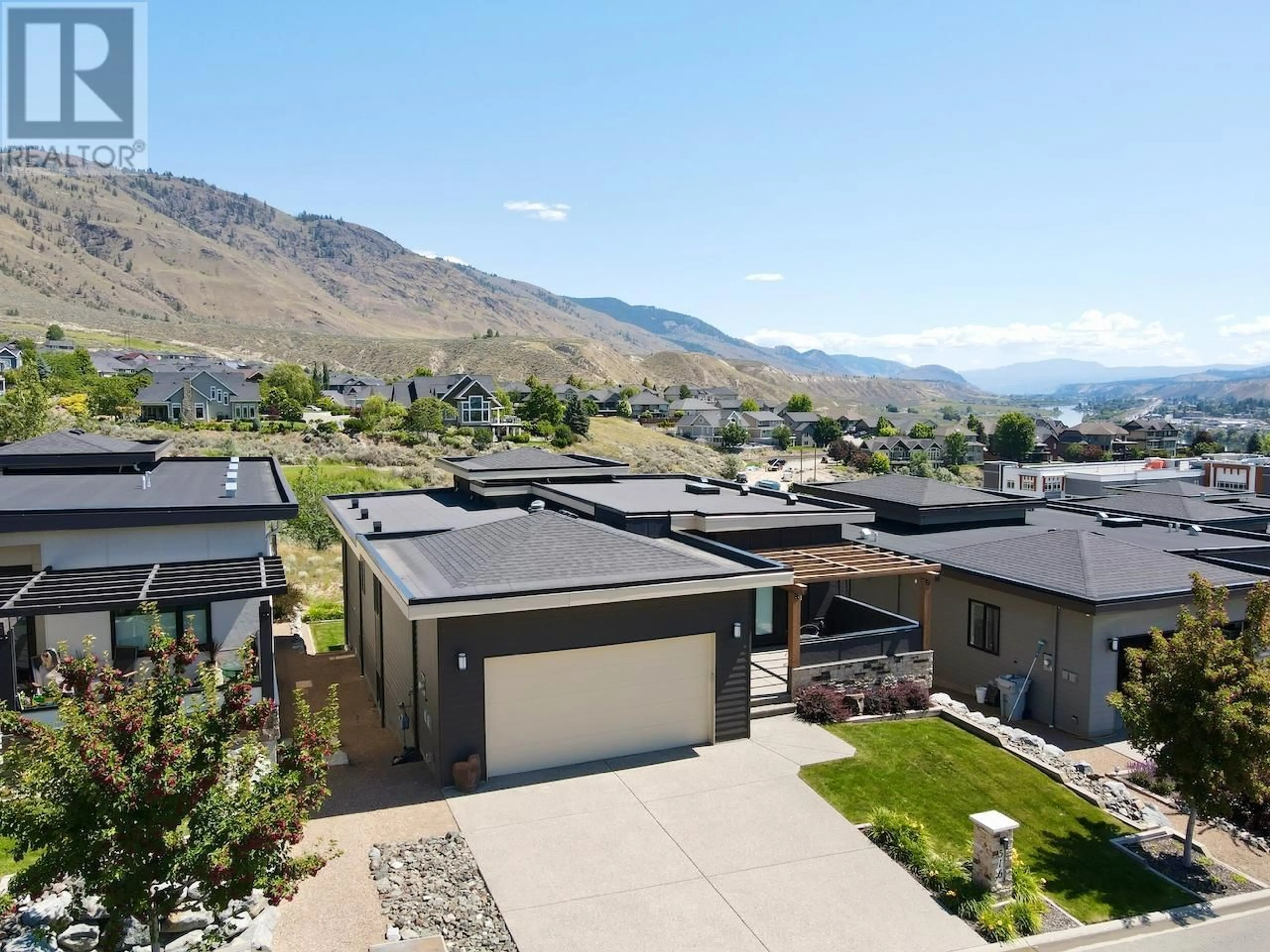 Frontside or backside of a home, the street view for 516 POINTE Place, Kamloops British Columbia V2H0C1