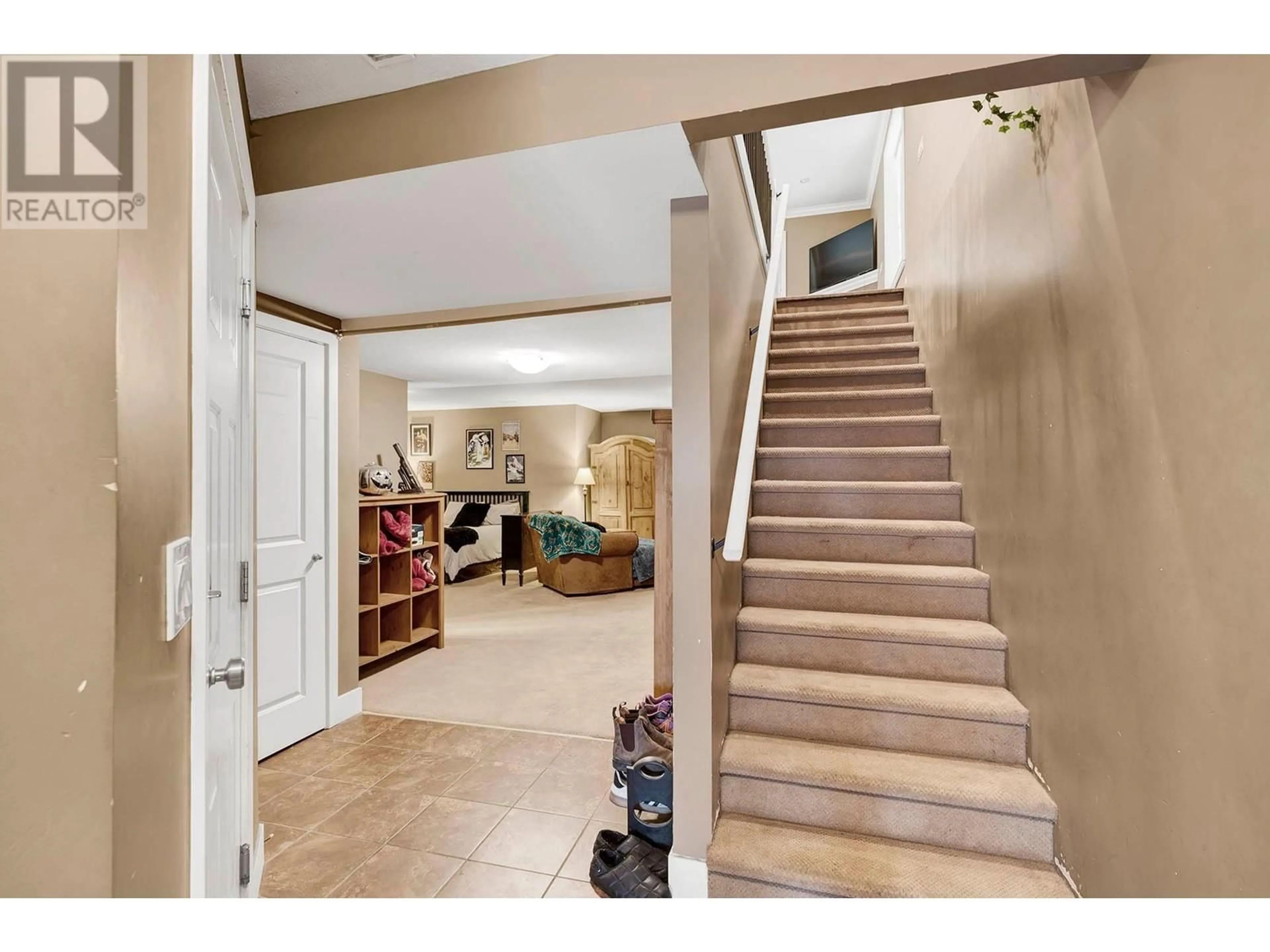 Indoor foyer, carpet floors for 2046 ROBSON Place Unit# 34, Kamloops British Columbia V2E0A5