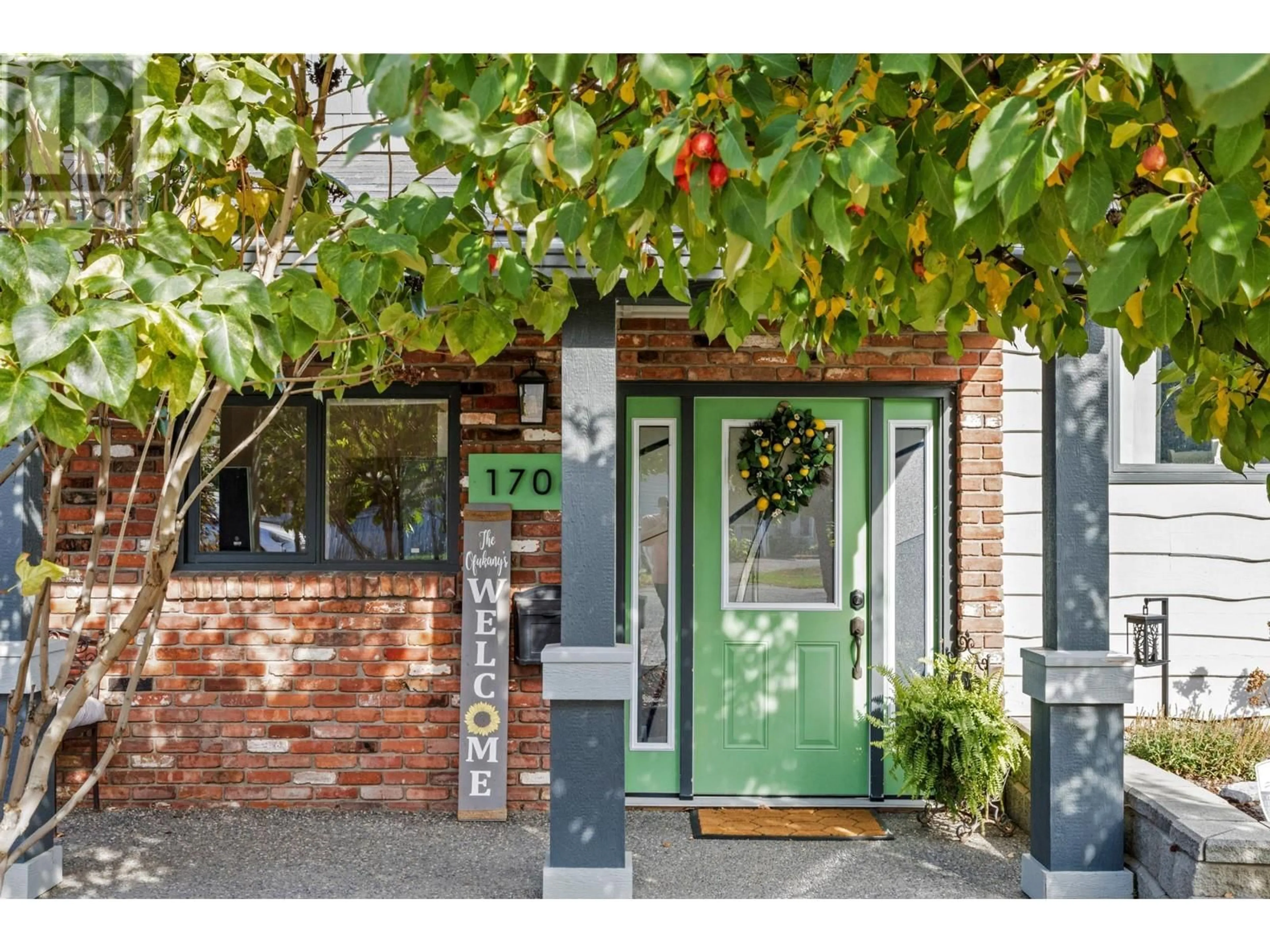 Indoor entryway, wood floors for 1706 CLIFFORD Avenue, Kamloops British Columbia V2B4G6