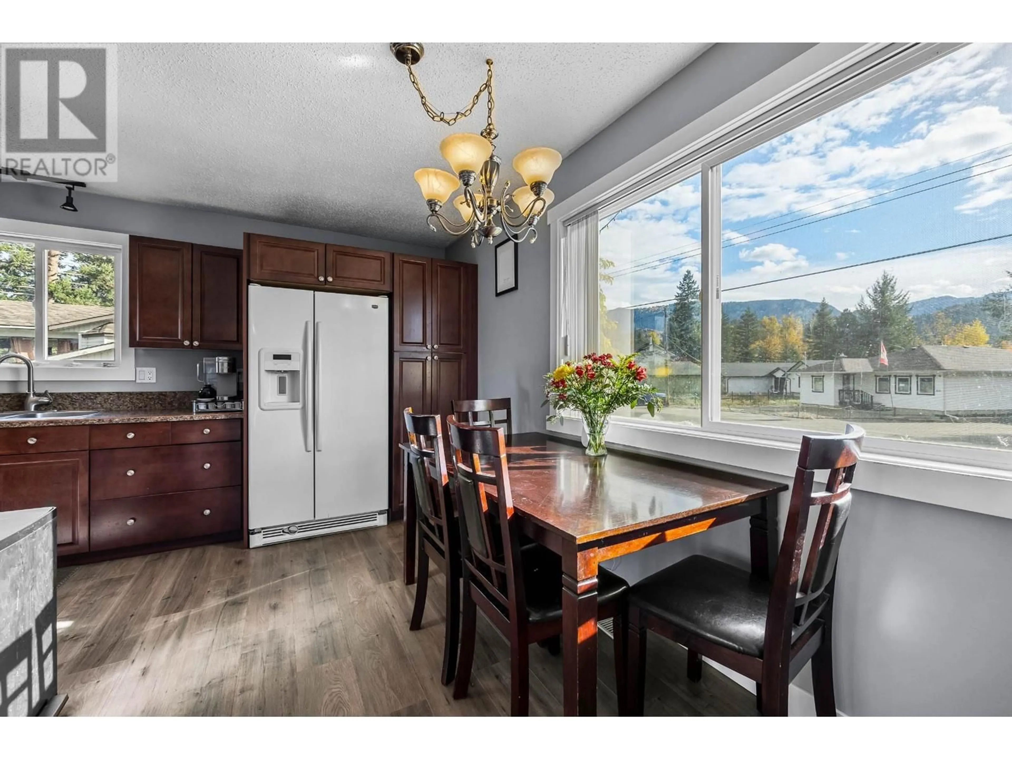 Open concept kitchen for 453 ROBIN Drive, Barriere British Columbia V2H1T7