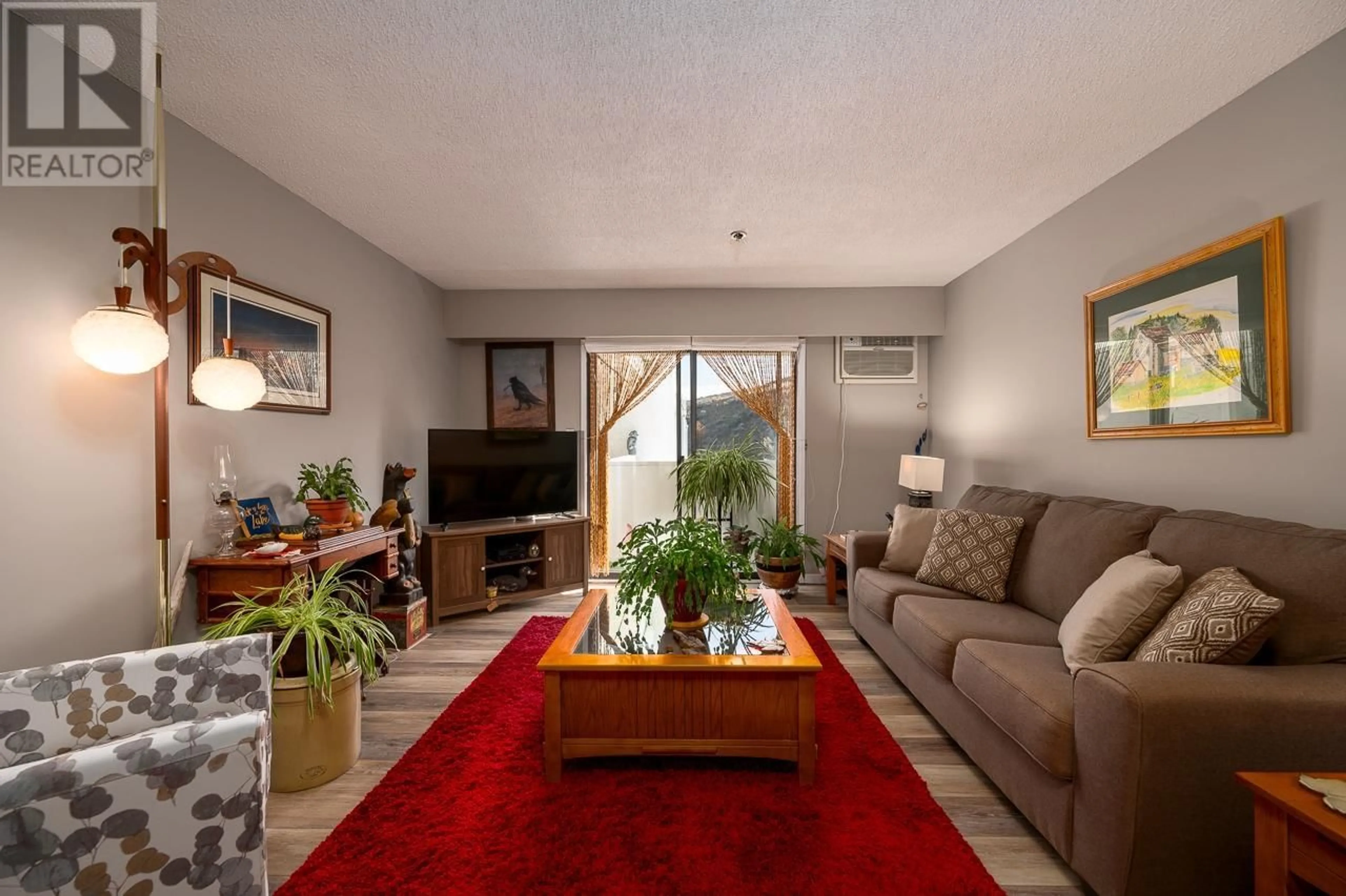 Living room, carpet floors for 1085 12TH Avenue Unit# 301, Kamloops British Columbia V2C6A2