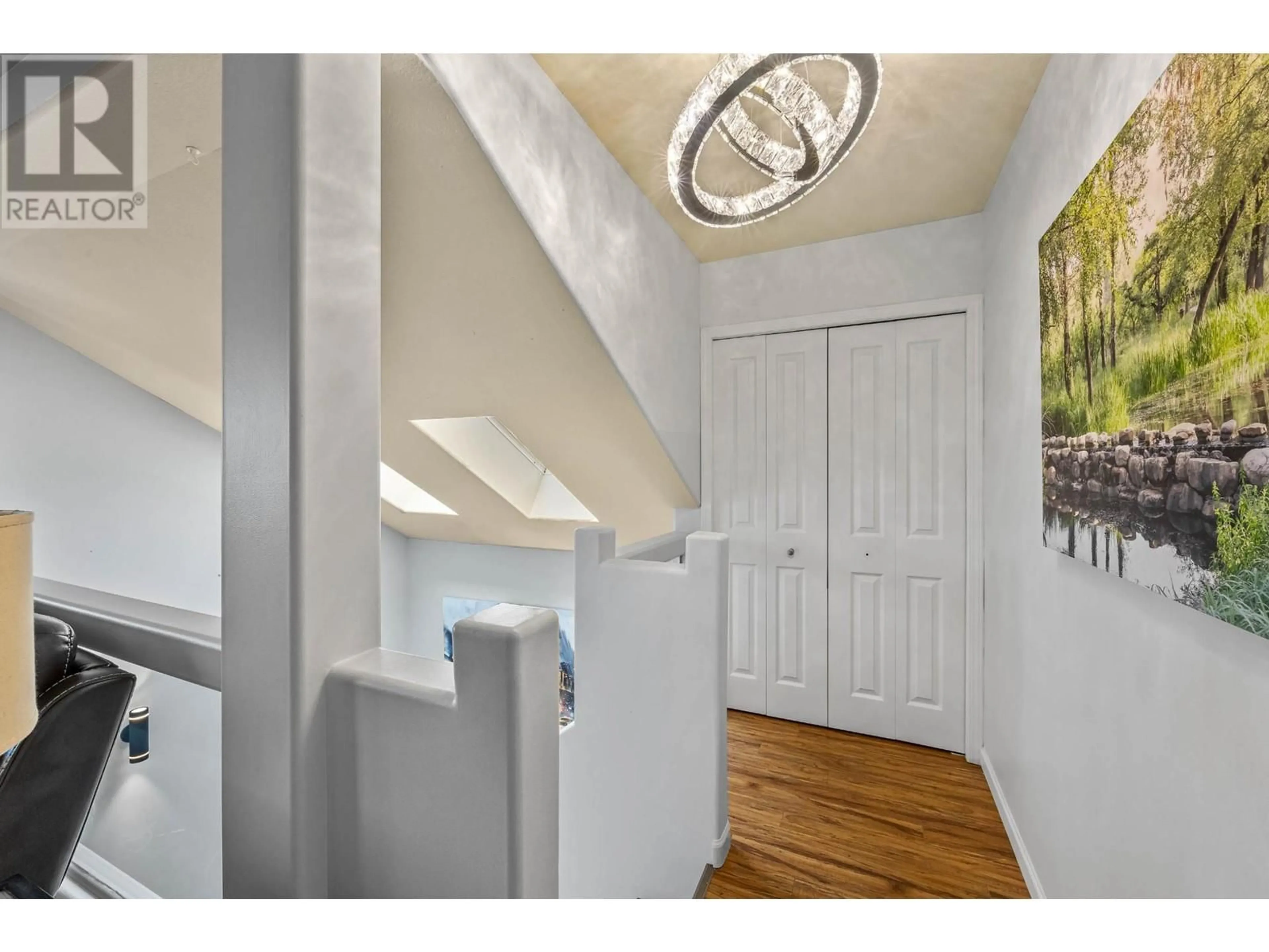 Indoor entryway, wood floors for 829 DUNROBIN Drive, Kamloops British Columbia V2H1T7