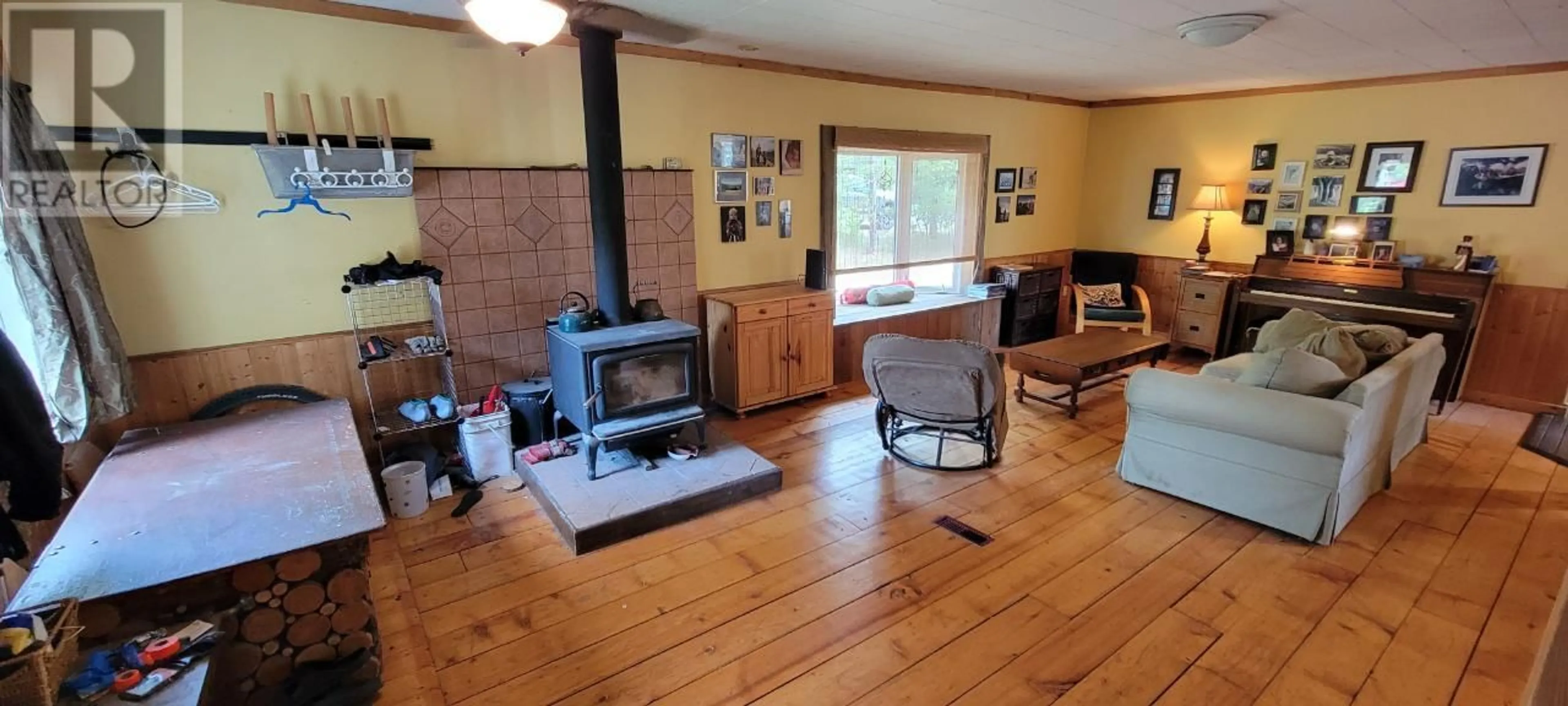 Living room, wood floors for 412 RICHIE Road, Clearwater British Columbia V0E1N2