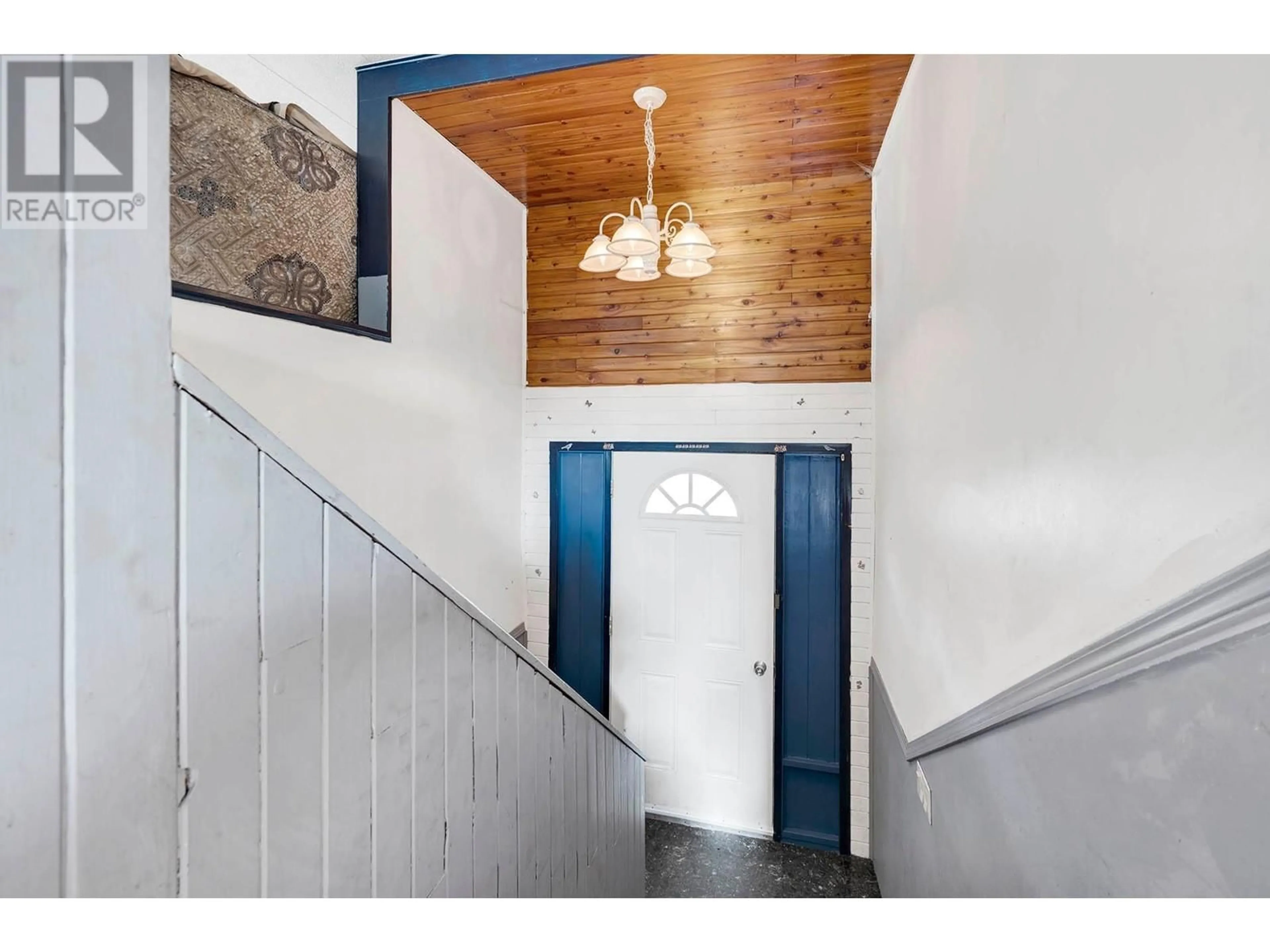 Indoor entryway, wood floors for 615 HARRINGTON Road, Kamloops British Columbia V2B6T6