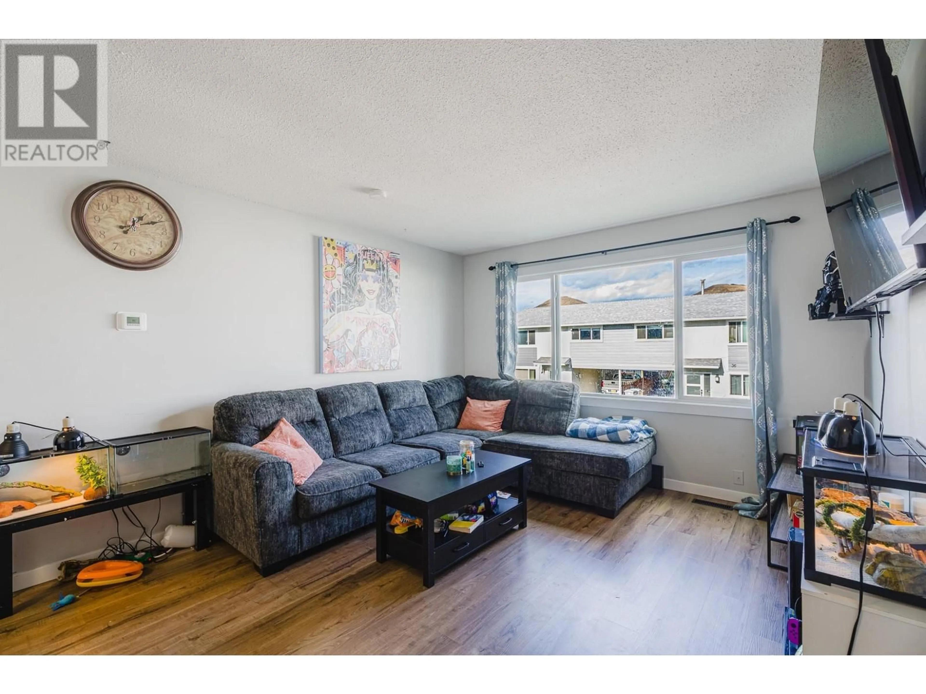 Living room, wood floors for 800 VALHALLA Drive Unit# 33, Kamloops British Columbia V2H1T7