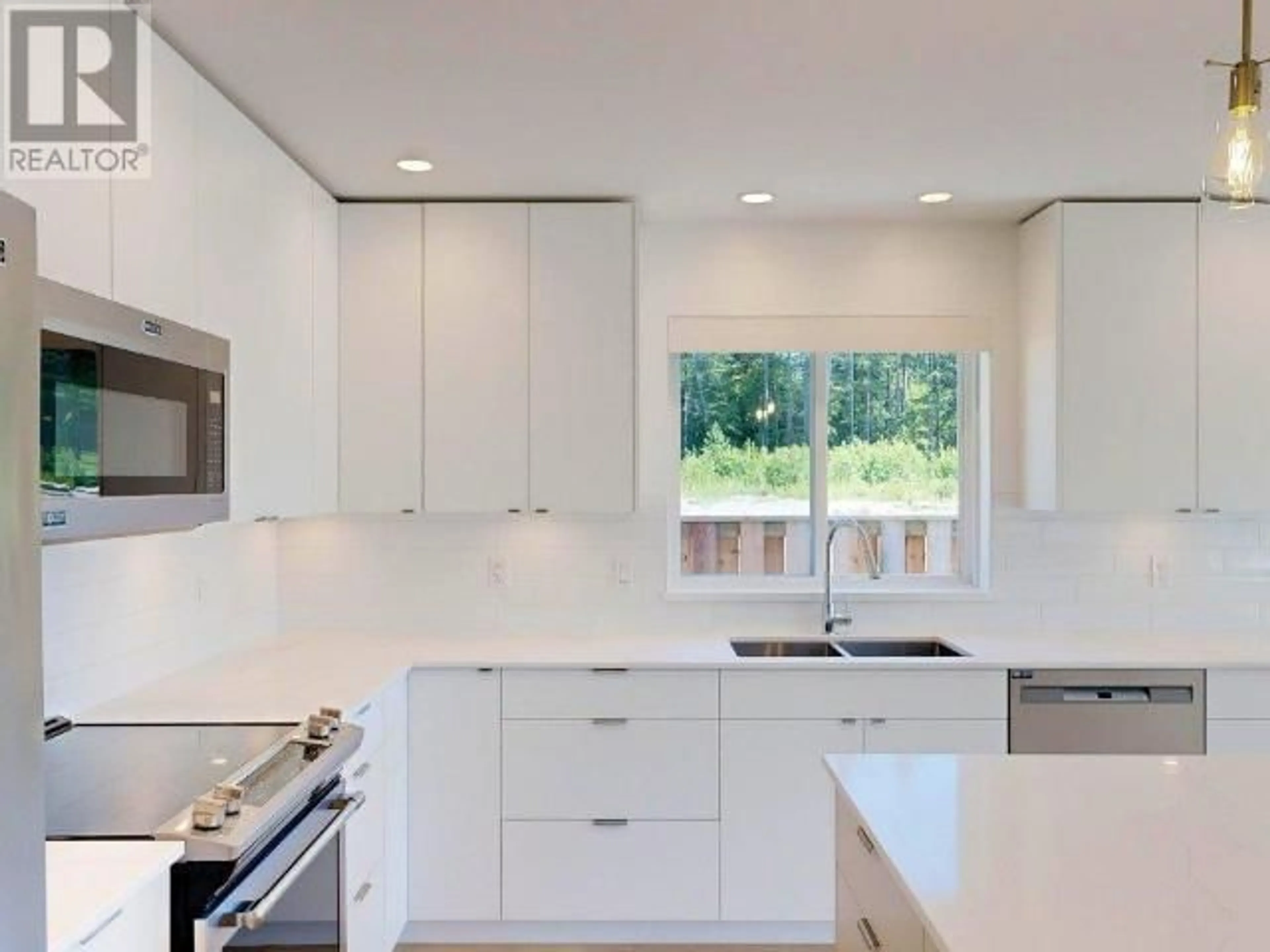 Contemporary kitchen, wood floors for 7265 EDGEHILL CRESCENT, Powell River British Columbia V8A0V8